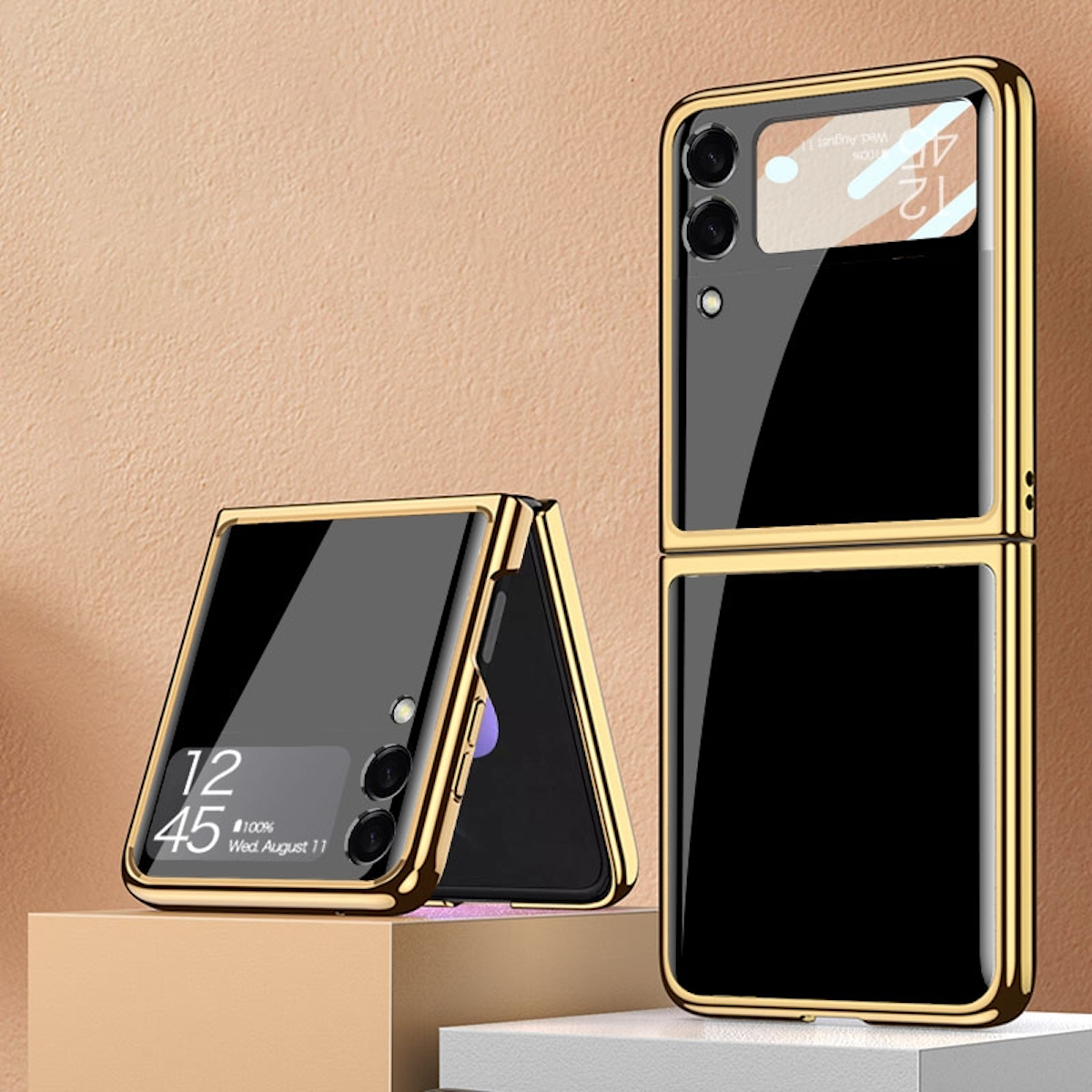 Goldenes und schwarzes faltbares Telefon, geöffnet und geschlossen, auf weißem Grund.