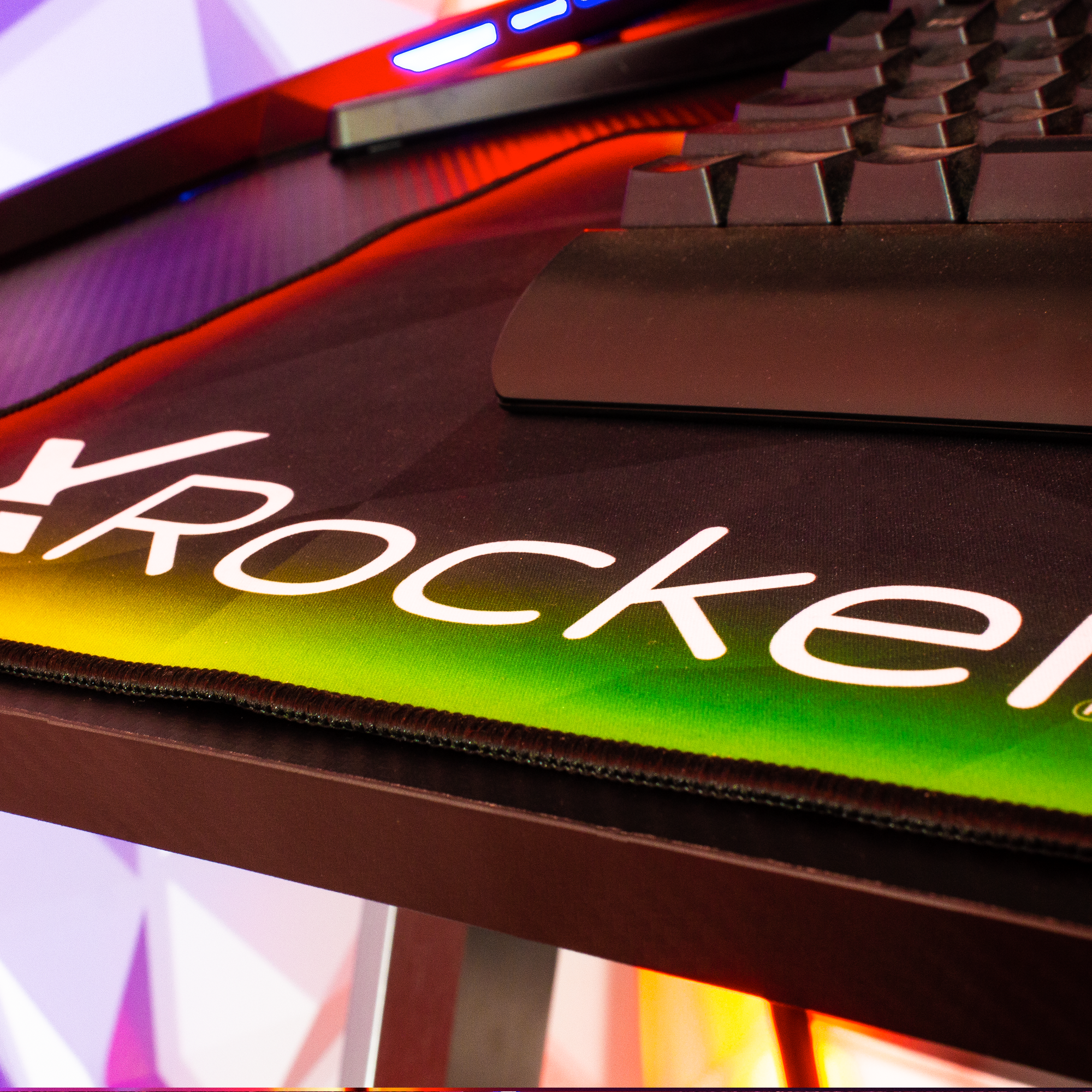 Nahaufnahme eines Gaming-Mauspads mit farbenfrohem Design und dem Wort 'Xrocker'.