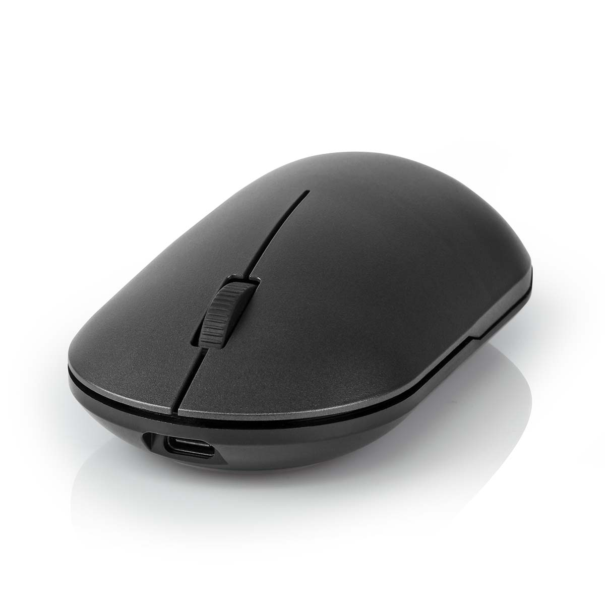 Schwarze, kabellose Computermaus mit Scrollrad auf weißem Untergrund.