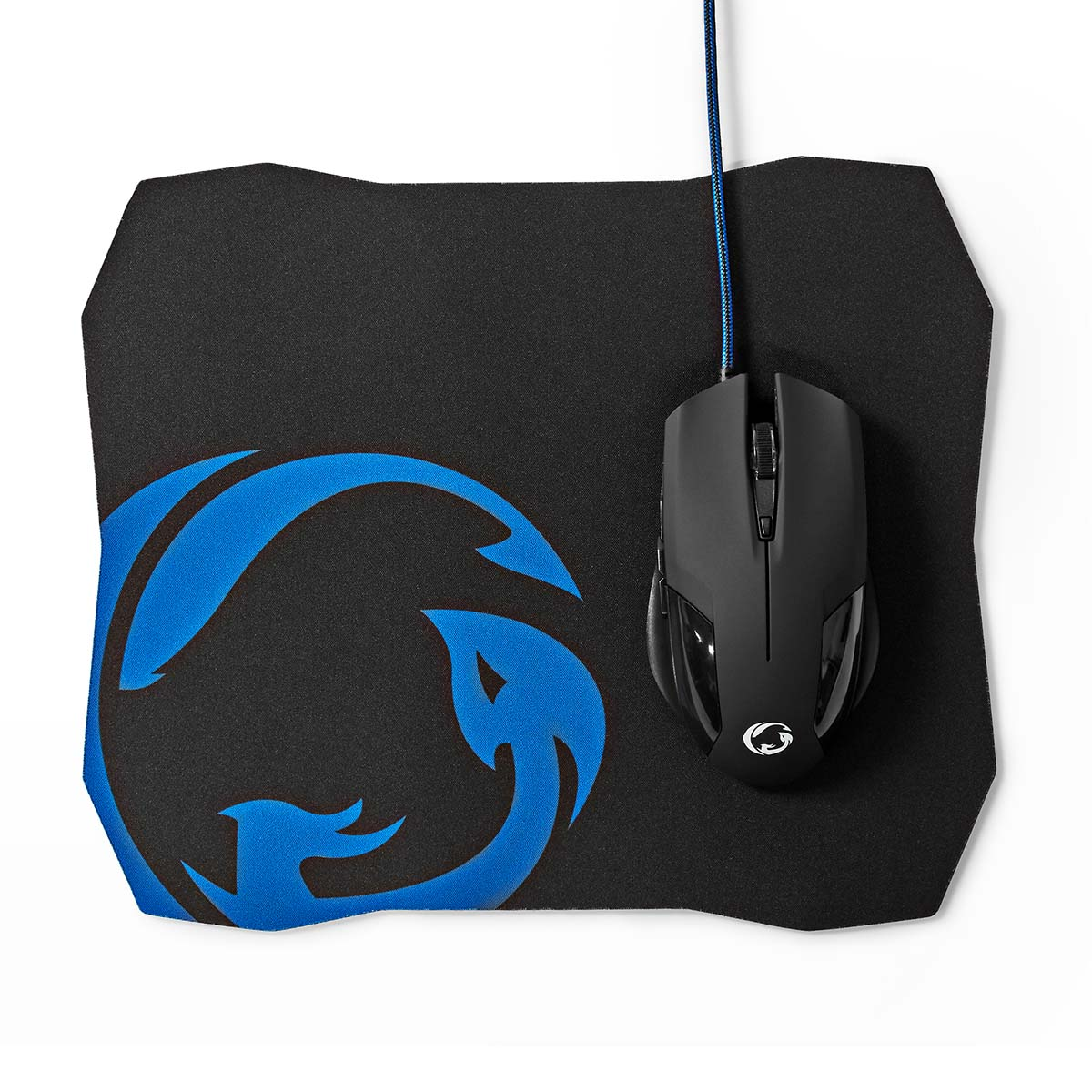 Mouse nero su tappetino. Logo blu su tappetino nero.