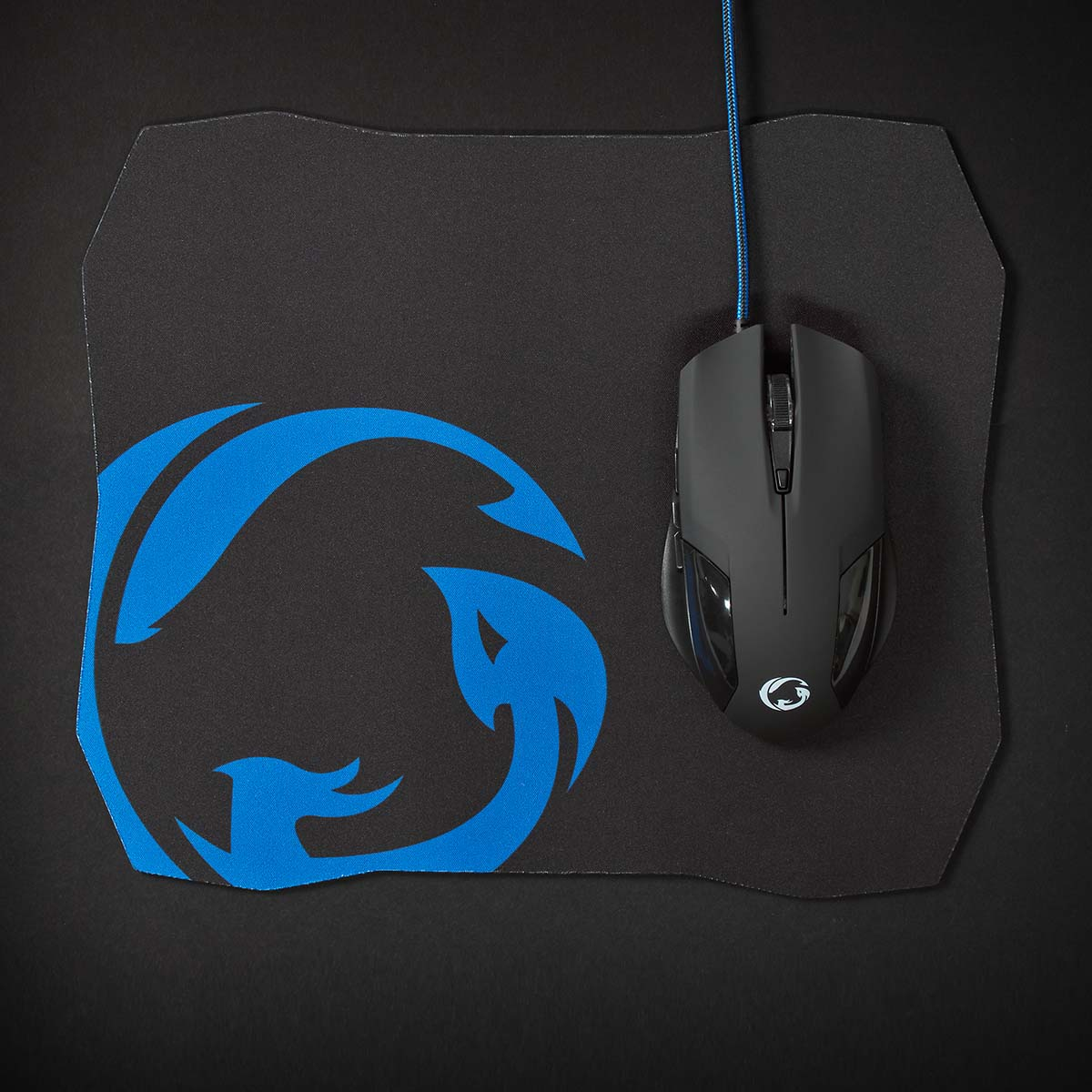 Un mouse da gioco su un tappetino per mouse. Il tappetino ha un logo blu.