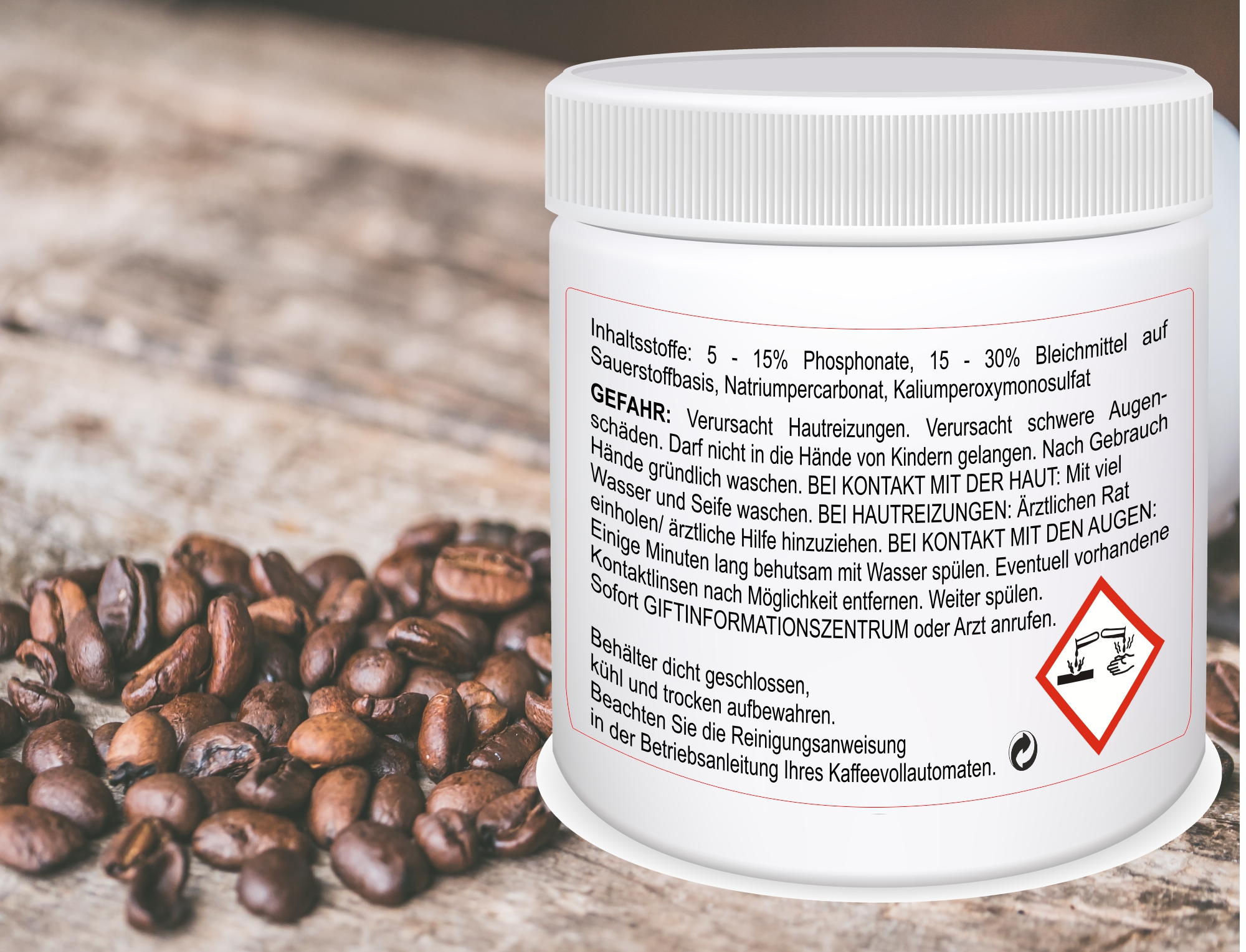 Ein Behälter mit Reinigungsmittel mit Kaffeebohnen. Text auf dem Behälter auf Deutsch, mit Gefahrensymbolen.