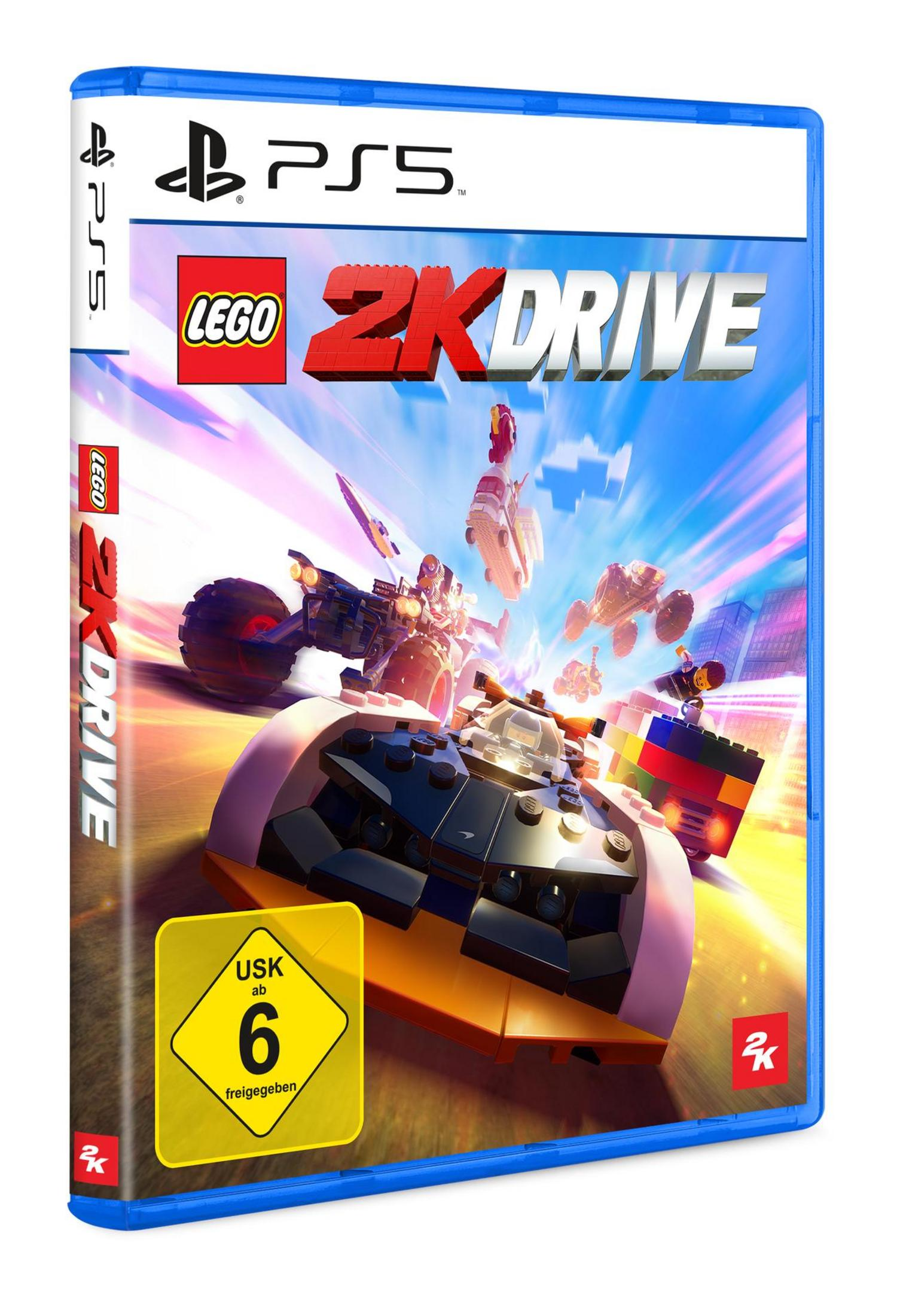 PS5-Spielbox, LEGO 2K Drive, mit Spielzeugautos und Stadtkulisse.