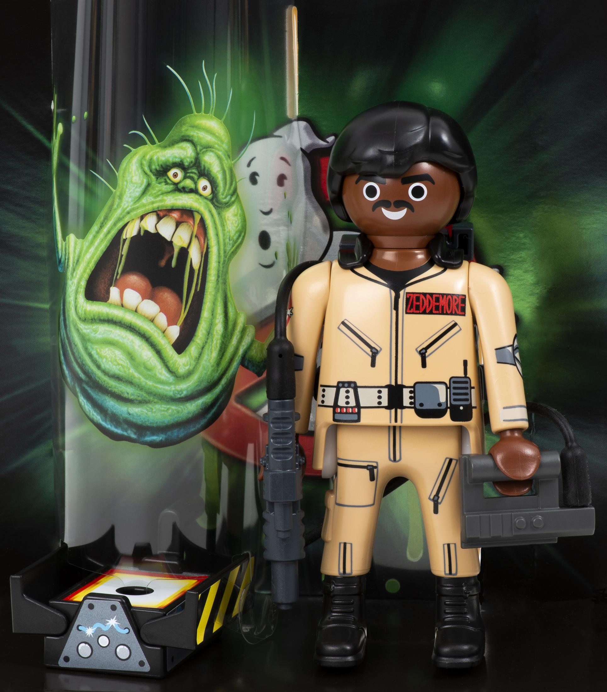 Playmobil Ghostbuster-Figur mit Geist und Hintergrund, hält eine Waffe und ein Gerät.
