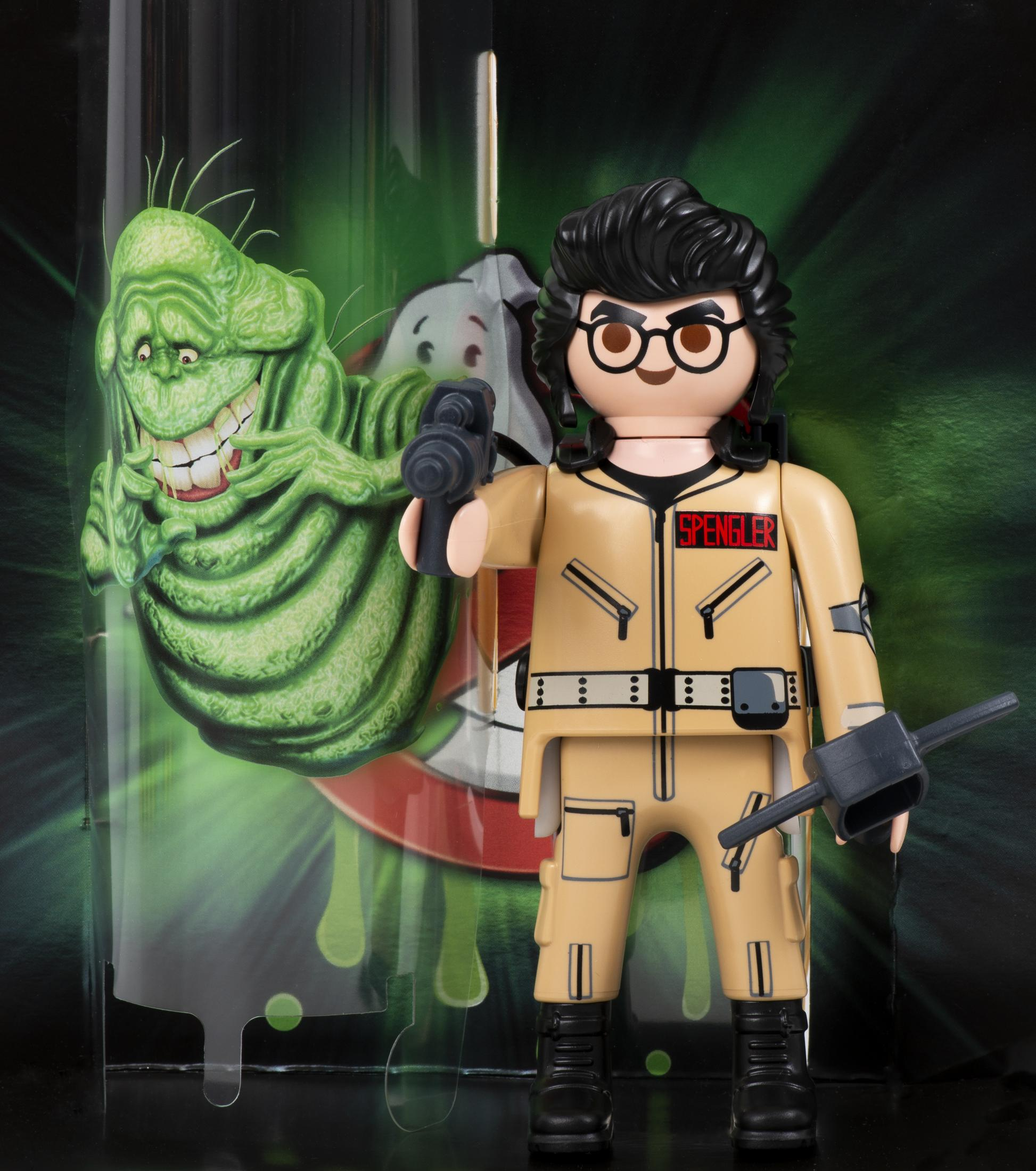 Figurka Playmobil Ghostbusters Spenglera z duchem i postacią śluzu. Tło to plakat.
