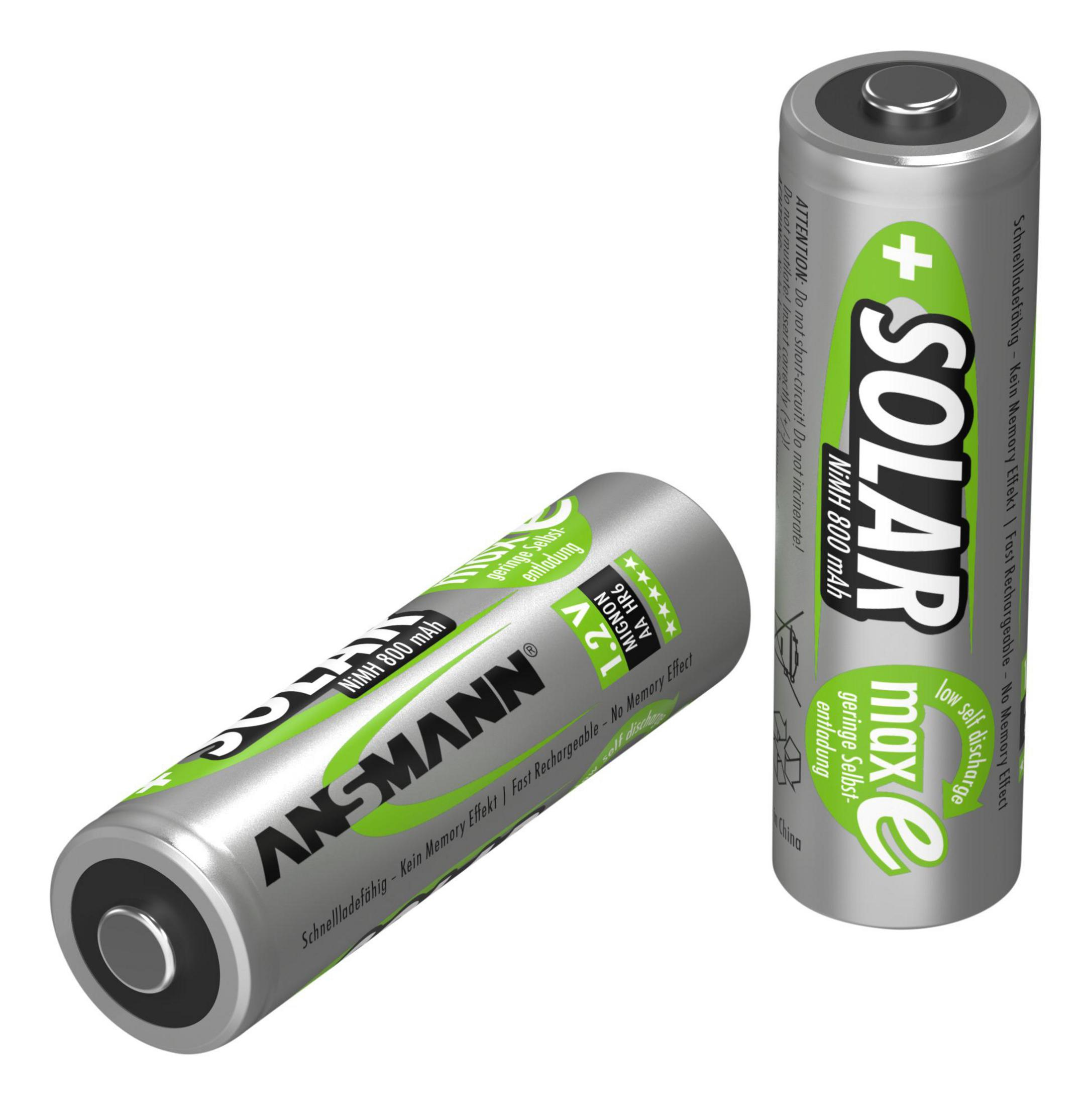 Zwei silberne und grüne AA-Batterien. Eine liegt auf der Seite, die andere steht aufrecht.