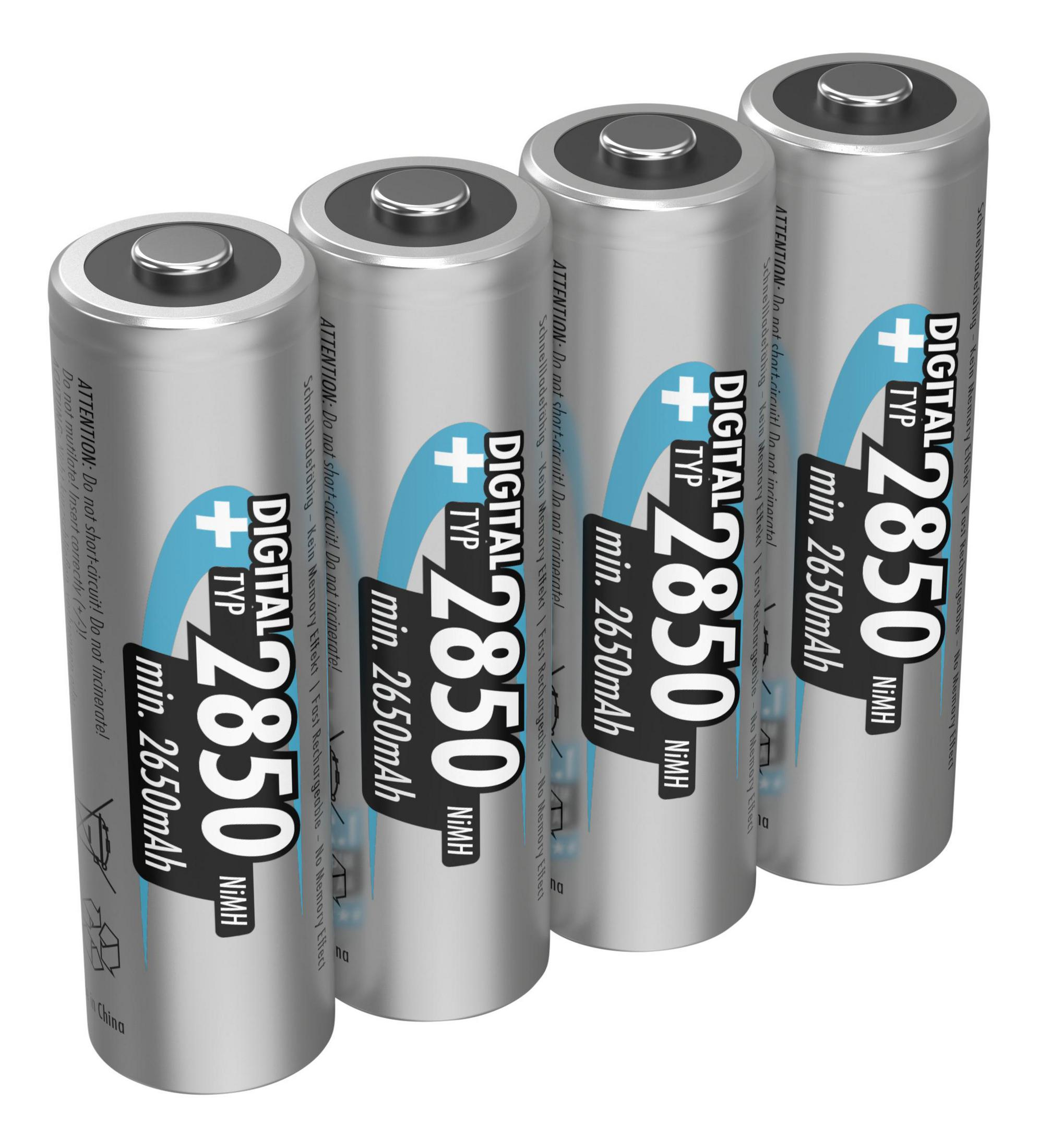 Vier AA-Batterien. Die Batterien sind silberfarben, mit schwarzen und blauen Texten.