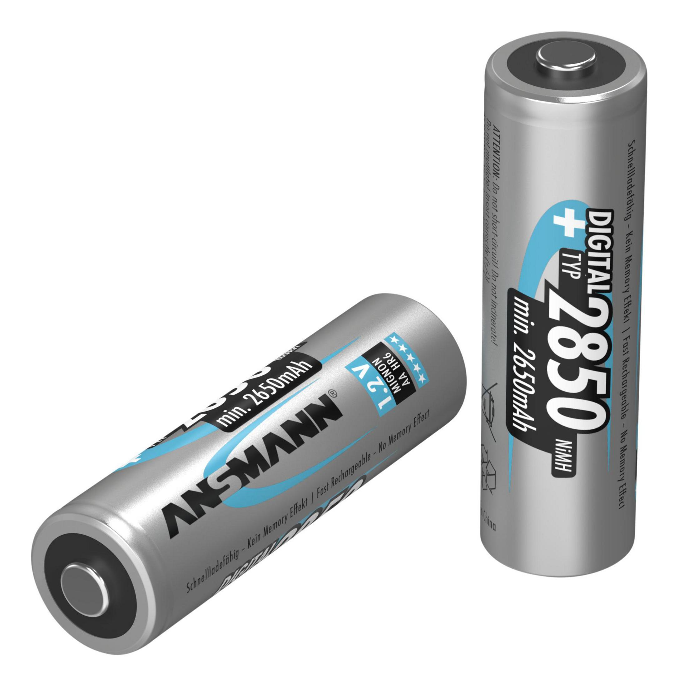 Zwei silberne AA-Batterien mit blauem Text auf weißem Hintergrund.