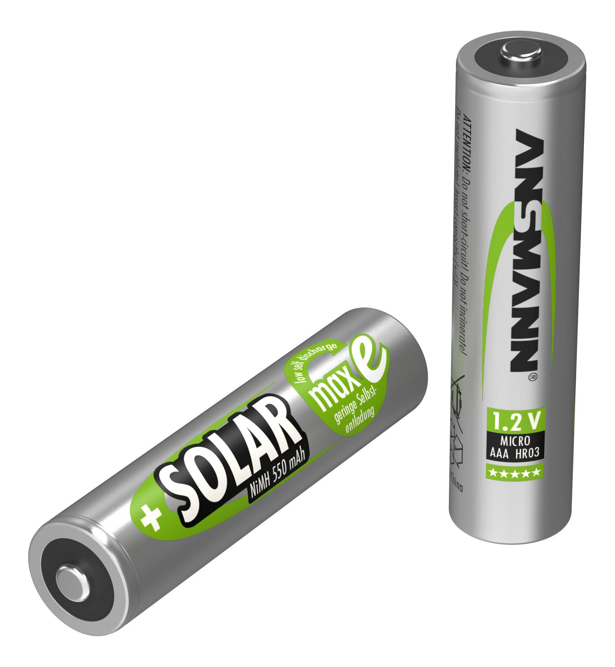 Due batterie argentate, una di lato, con etichette verdi e nere.