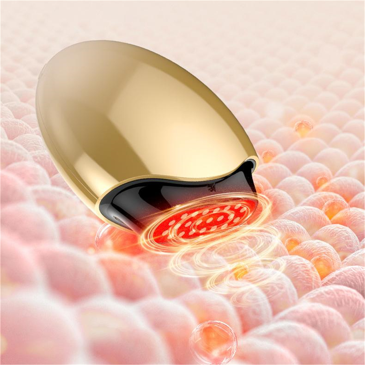 Ein goldfarbenes Schönheitsgerät mit rotem Licht, umgeben von Hautzellen. Das Gerät ist angewinkelt.