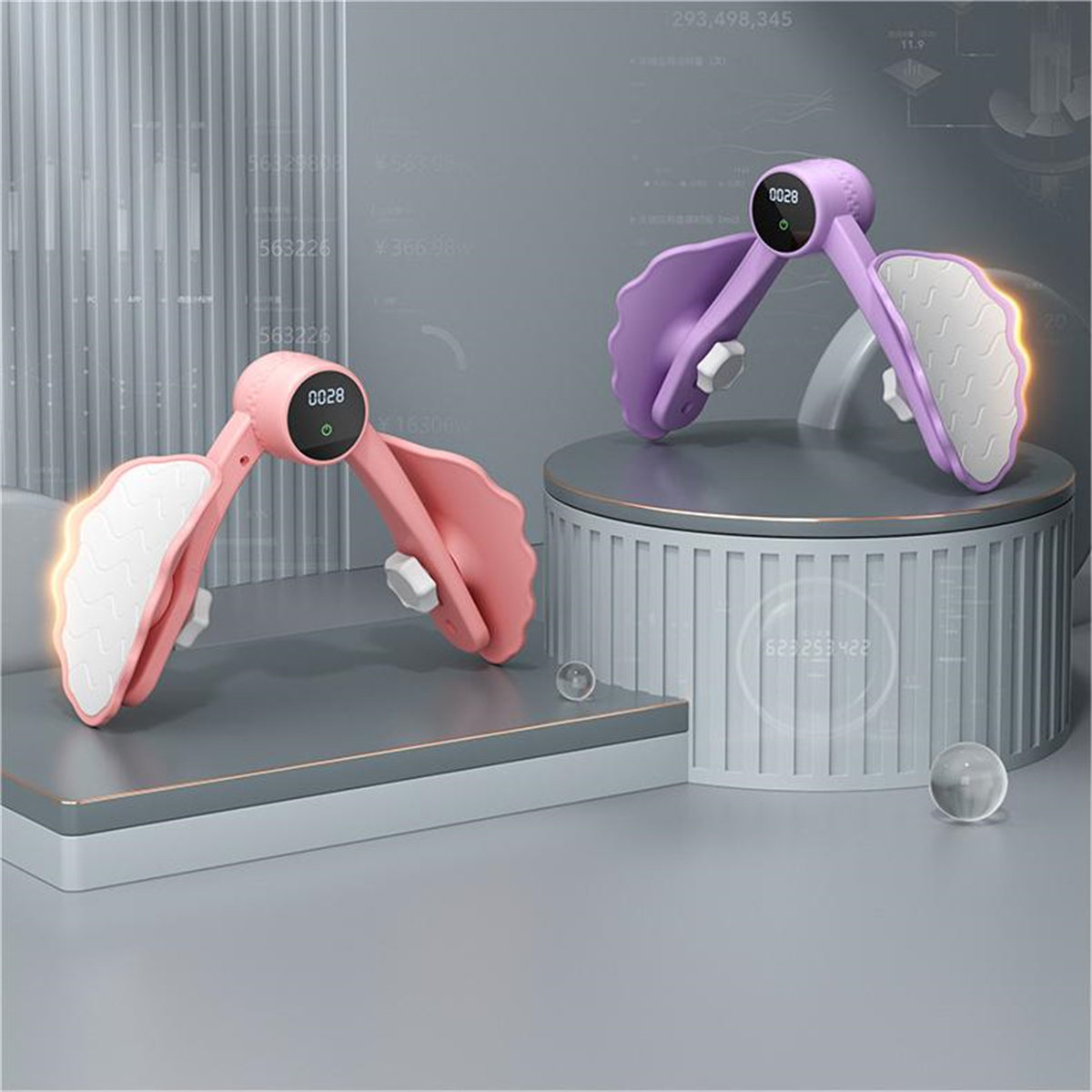 Zwei Trainingsgeräte, rosa und lila, auf einer Plattform. Sie haben digitale Anzeigen.