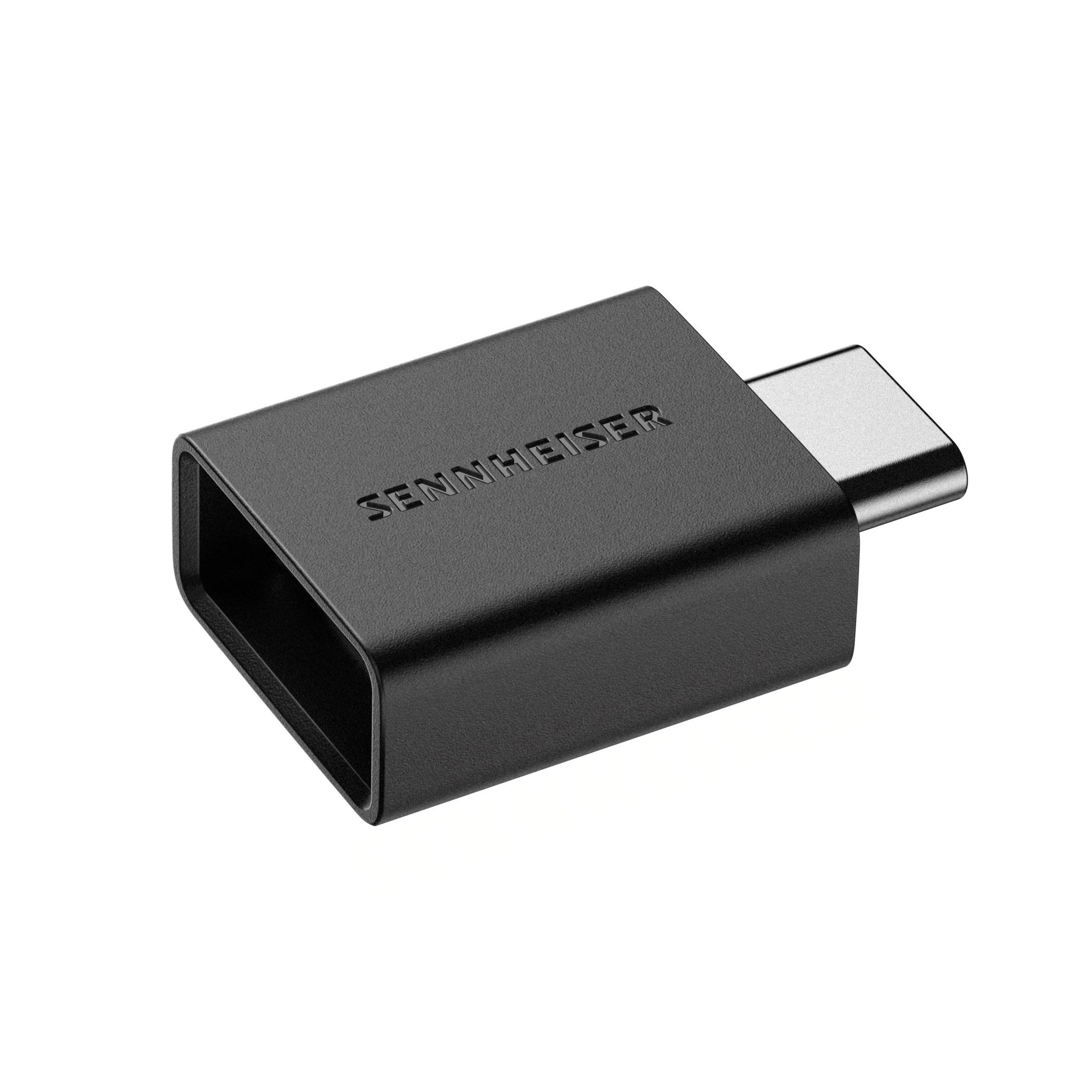 Un adattatore USB-C Sennheiser nero su sfondo bianco, vista angolata.