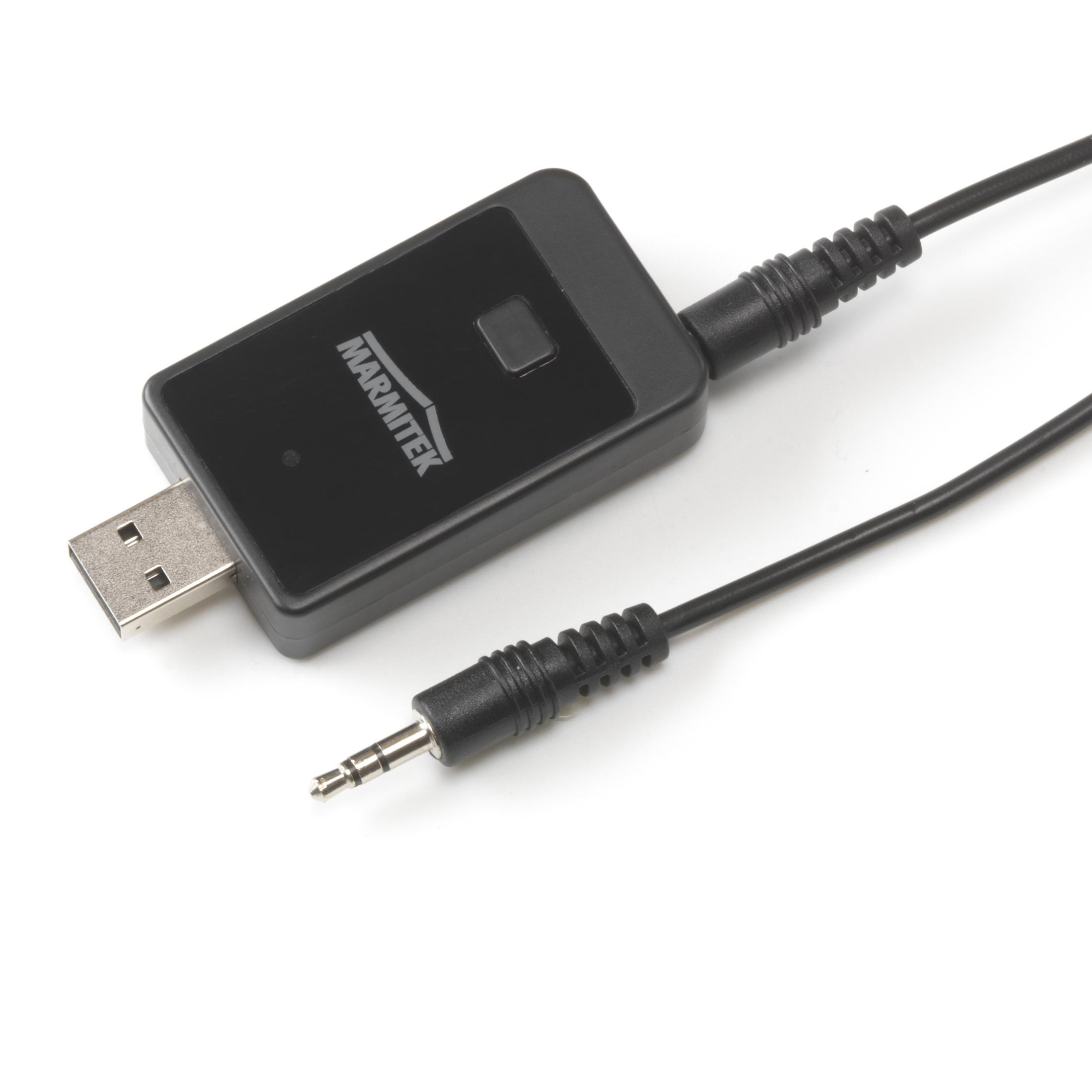 Un dispositivo rettangolare nero con cavo USB e jack audio su sfondo bianco.