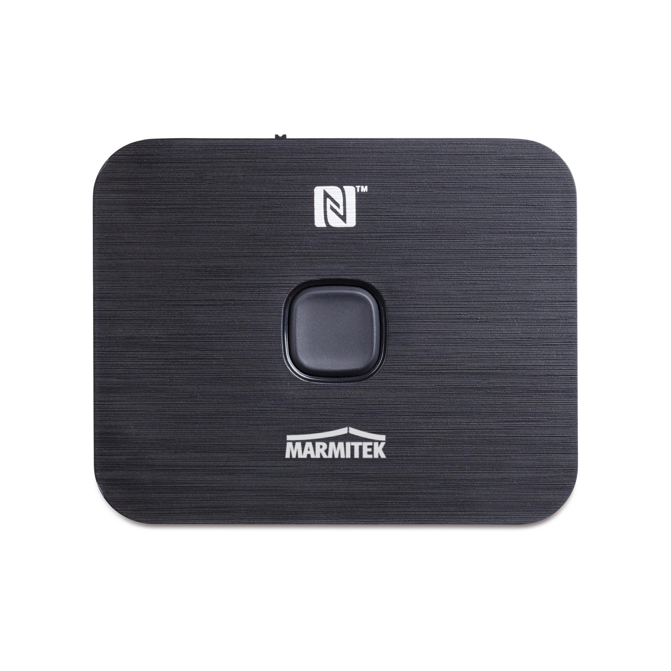 Un appareil carré noir avec le logo Marmitek et un symbole NFC.