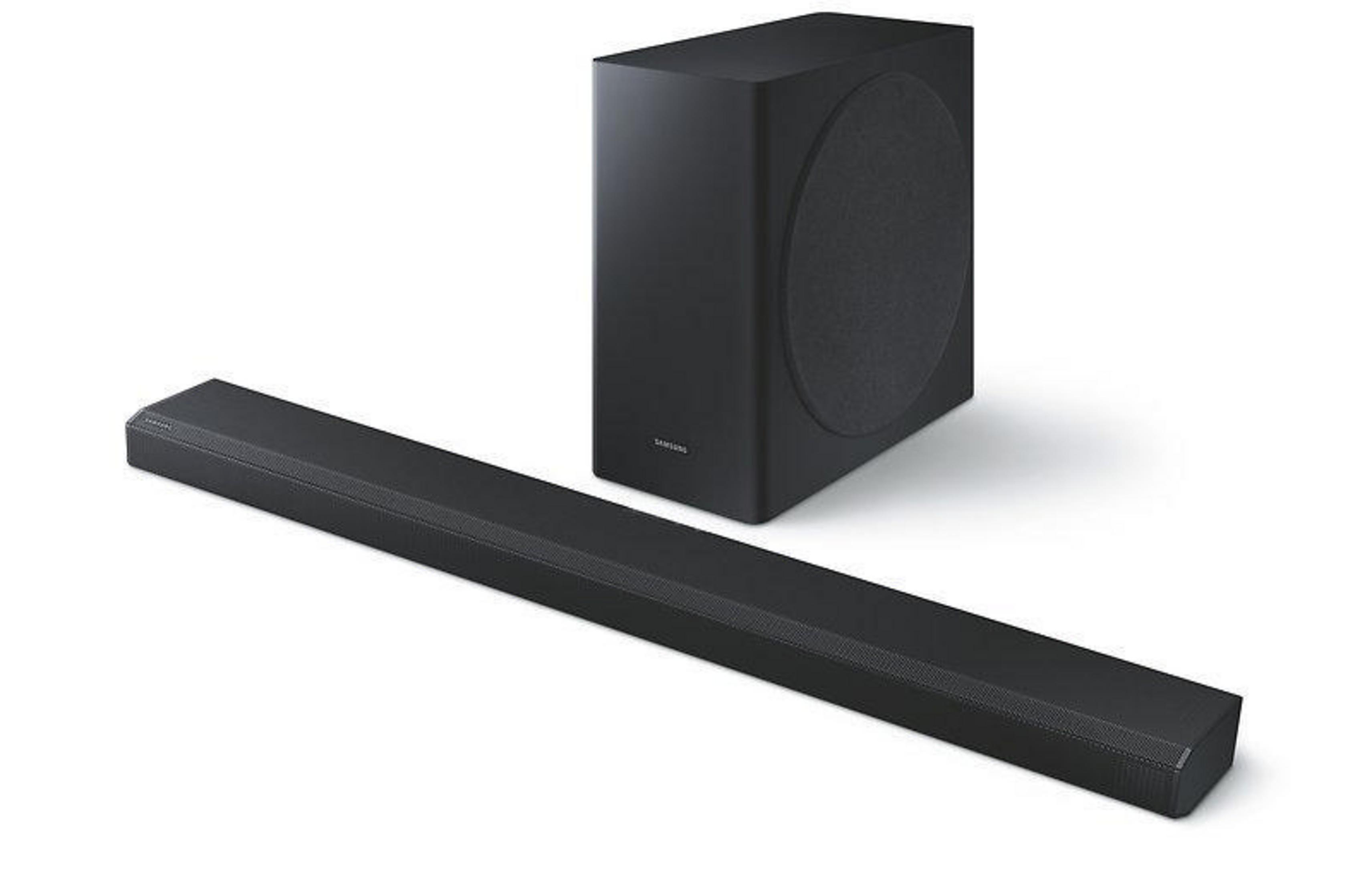 Czarny soundbar i system subwoofera. Samsung jest napisane na subwooferze.