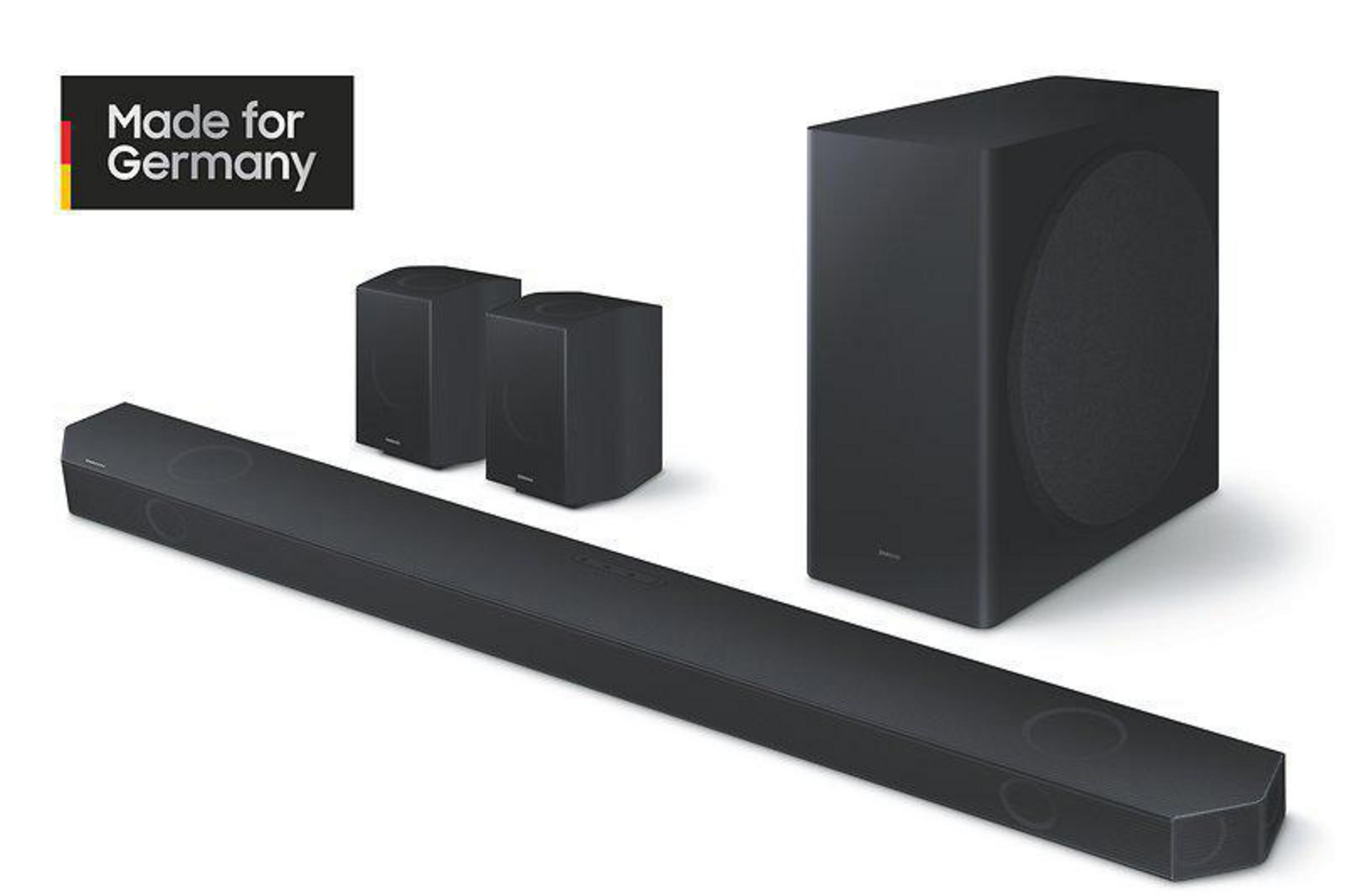 Schwarze Soundbar, Subwoofer und zwei Lautsprecher auf weißem Hintergrund. Made in Germany.