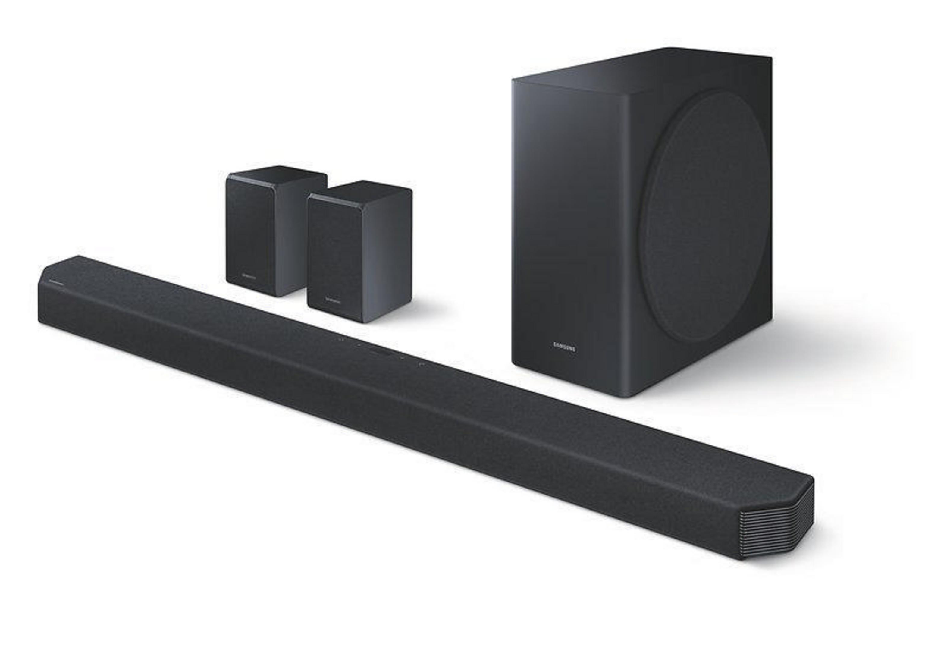 Eine schwarze Soundbar, zwei Satellitenlautsprecher und ein Subwoofer auf weißem Hintergrund.