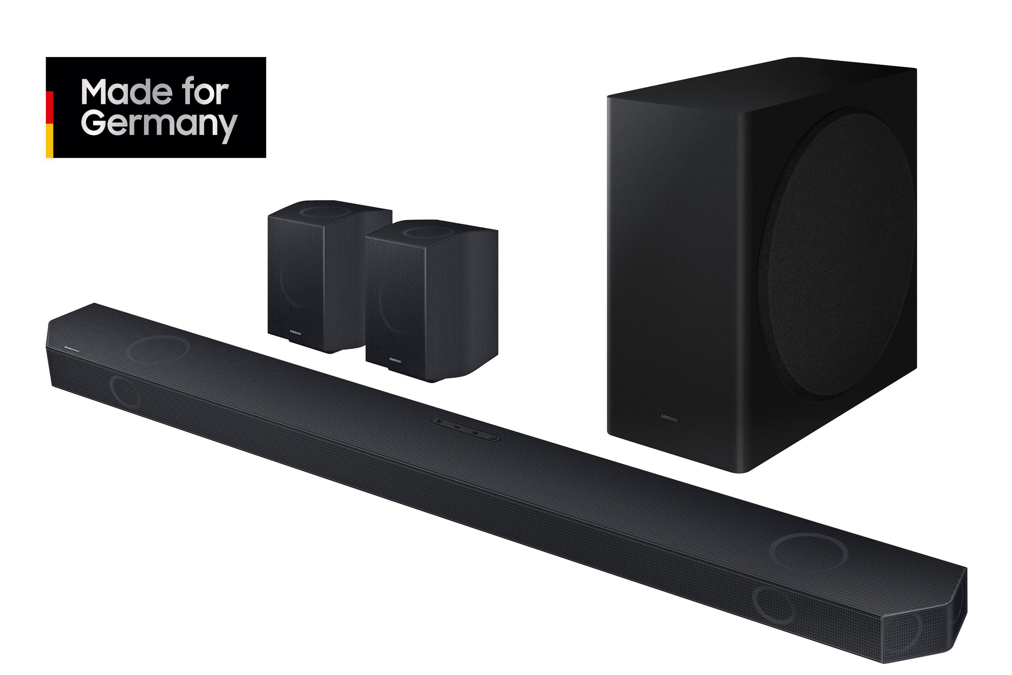 Schwarze Soundbar, zwei Lautsprecher und ein Subwoofer. Text „Made for Germany“ sichtbar.