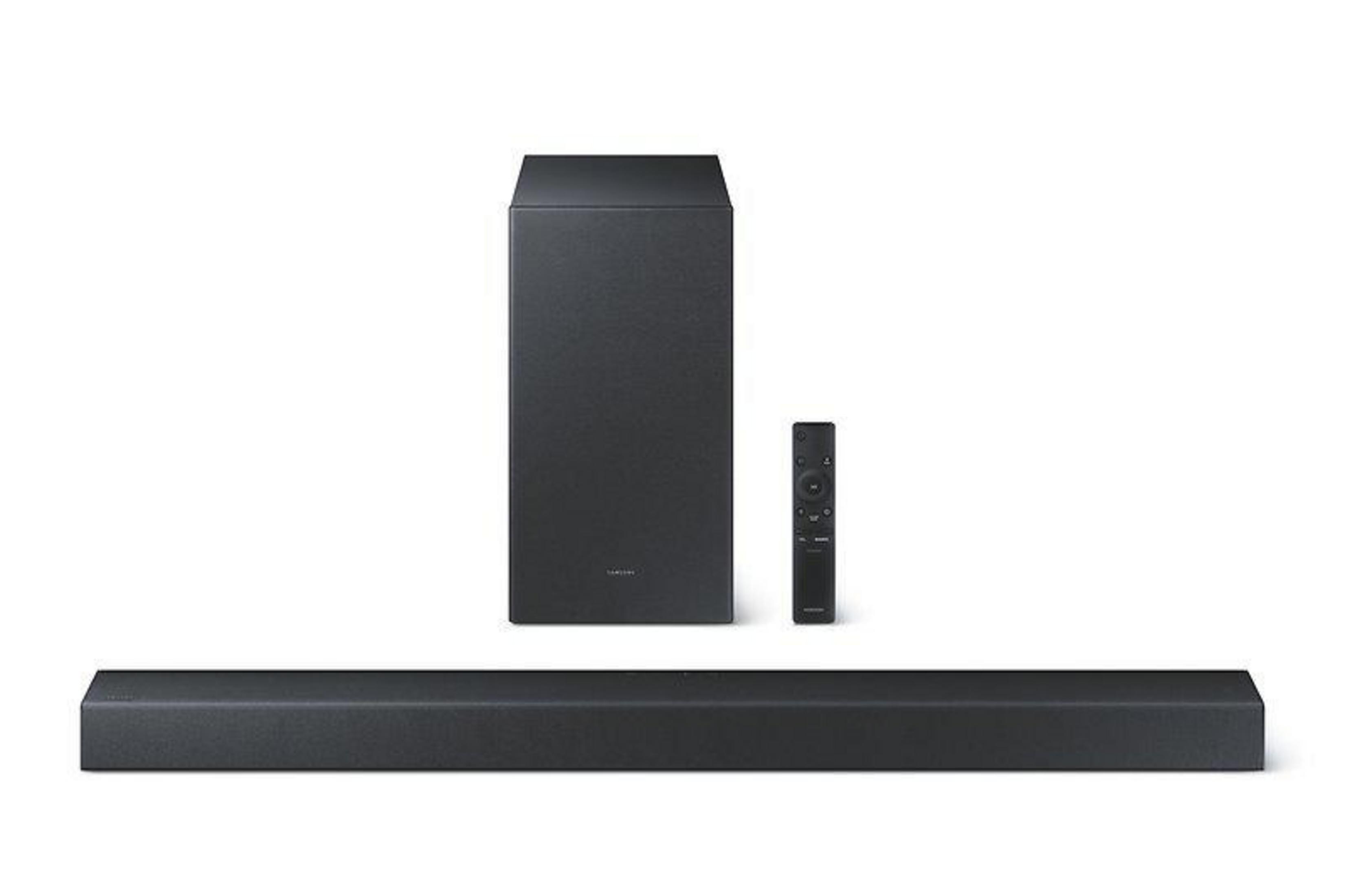 Schwarze Soundbar, Subwoofer und Fernbedienung auf weißem Hintergrund, alle nach vorne gerichtet.