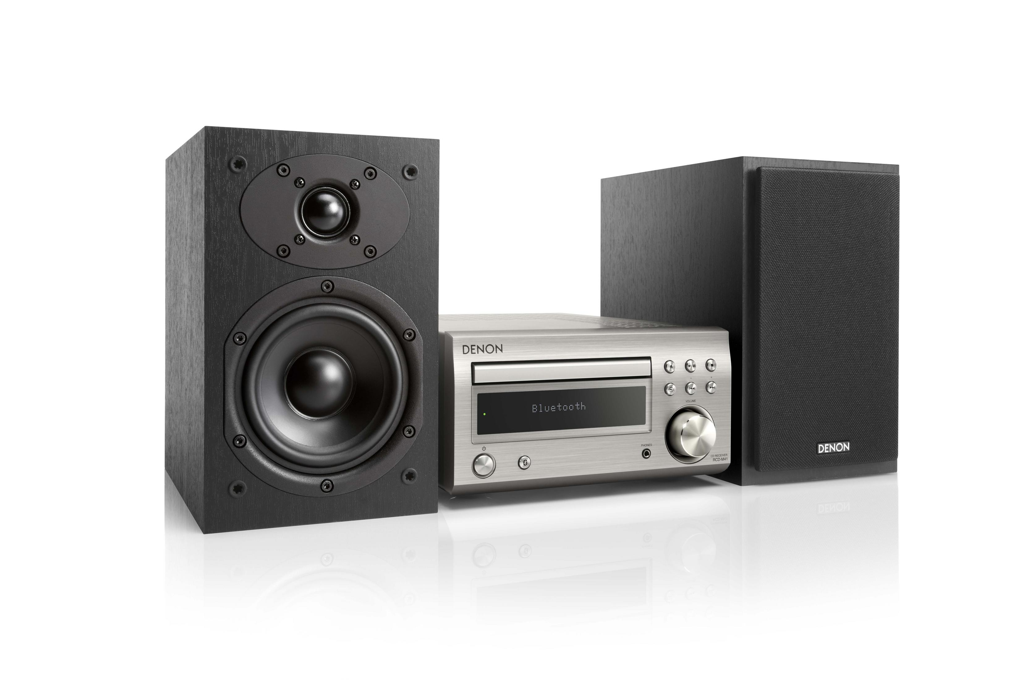 Stereoanlage mit Lautsprechern. Schwarze Lautsprecher und Denon-Receiver. Weißer Hintergrund.