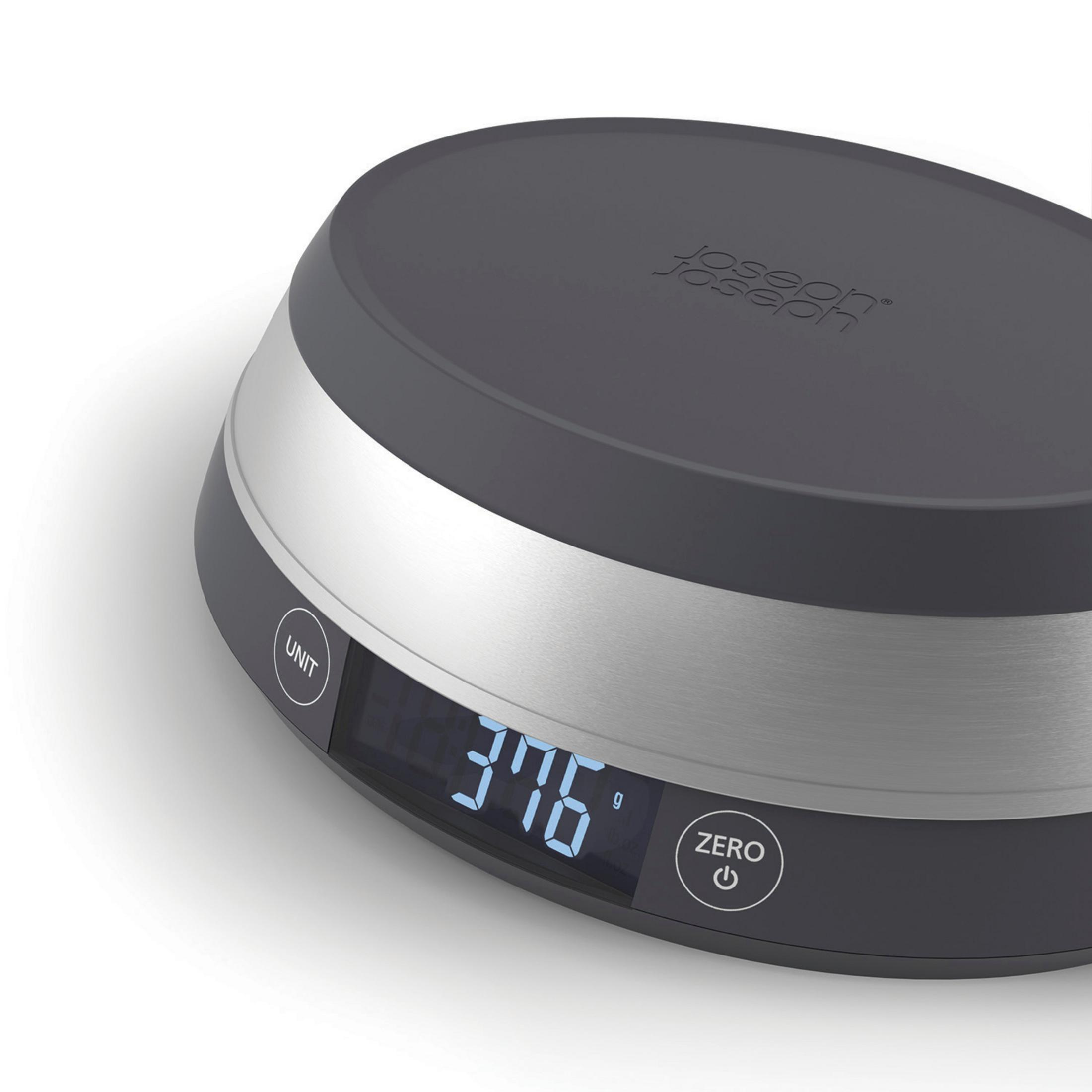 Ciemnoszara waga kuchenna z cyfrowym wyświetlaczem pokazującym wagę.