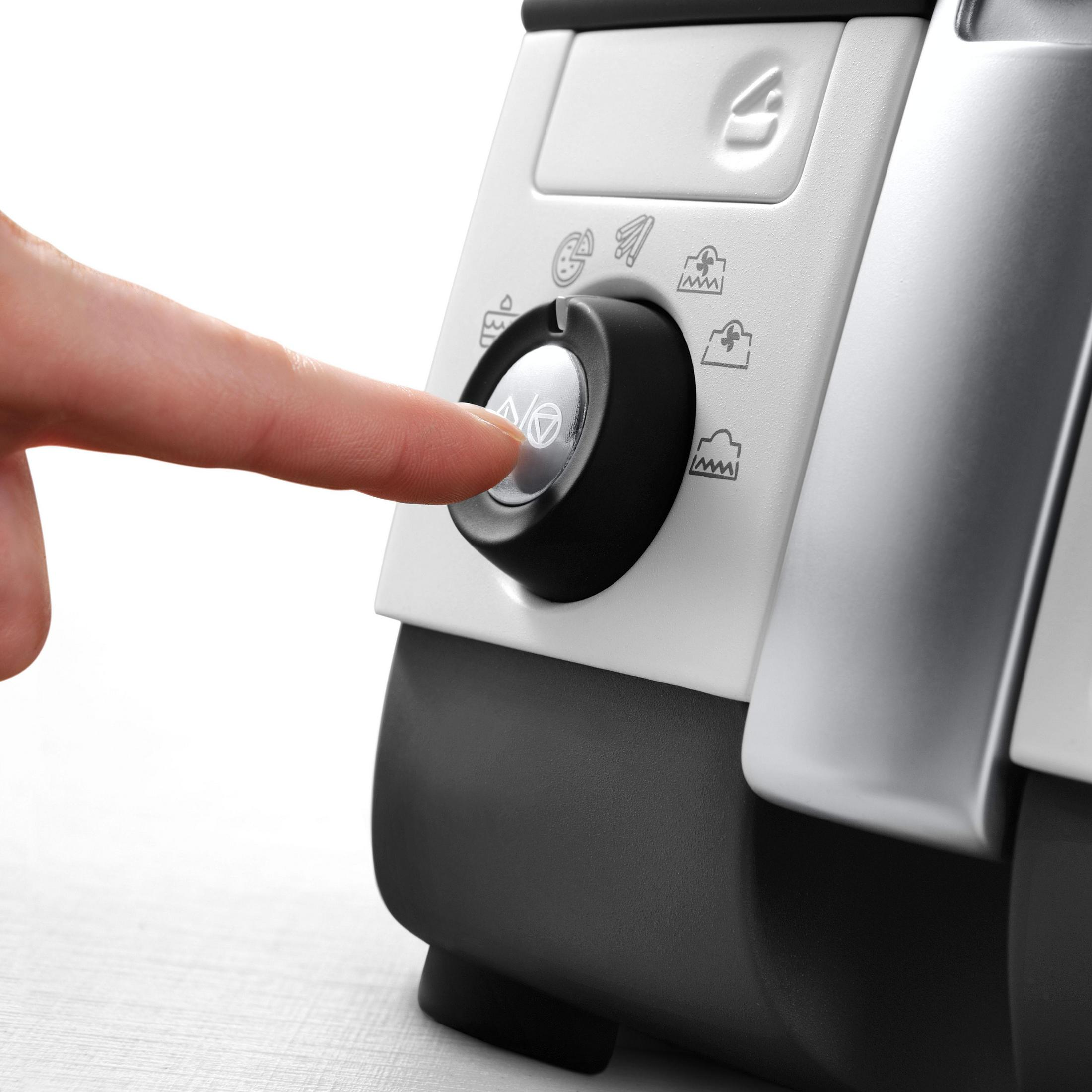 Ein Finger drückt auf eine Taste eines schwarz-weißen Geräts. Verschiedene Symbole sind sichtbar.