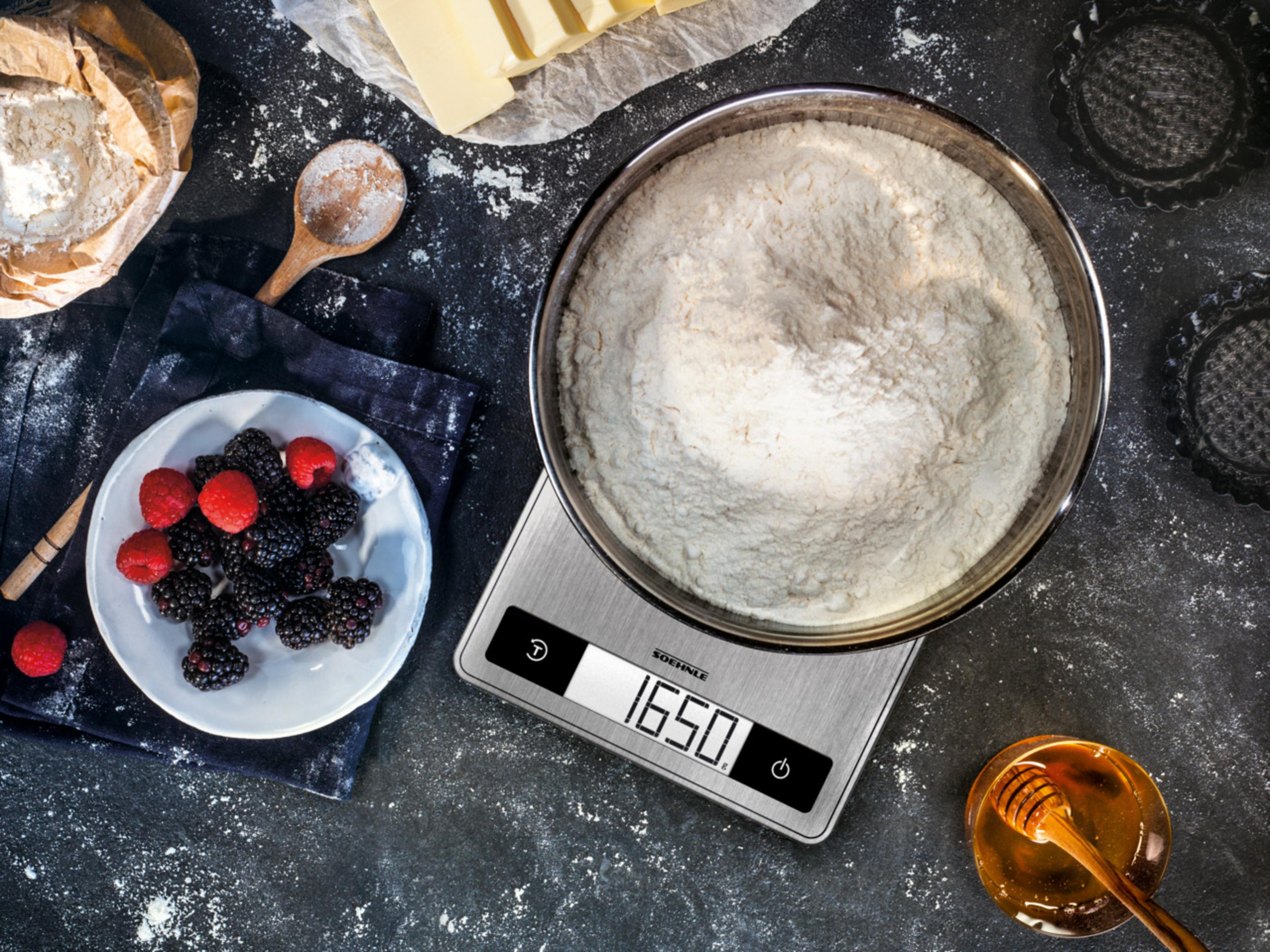 Składniki na wadze, jagody i miód.