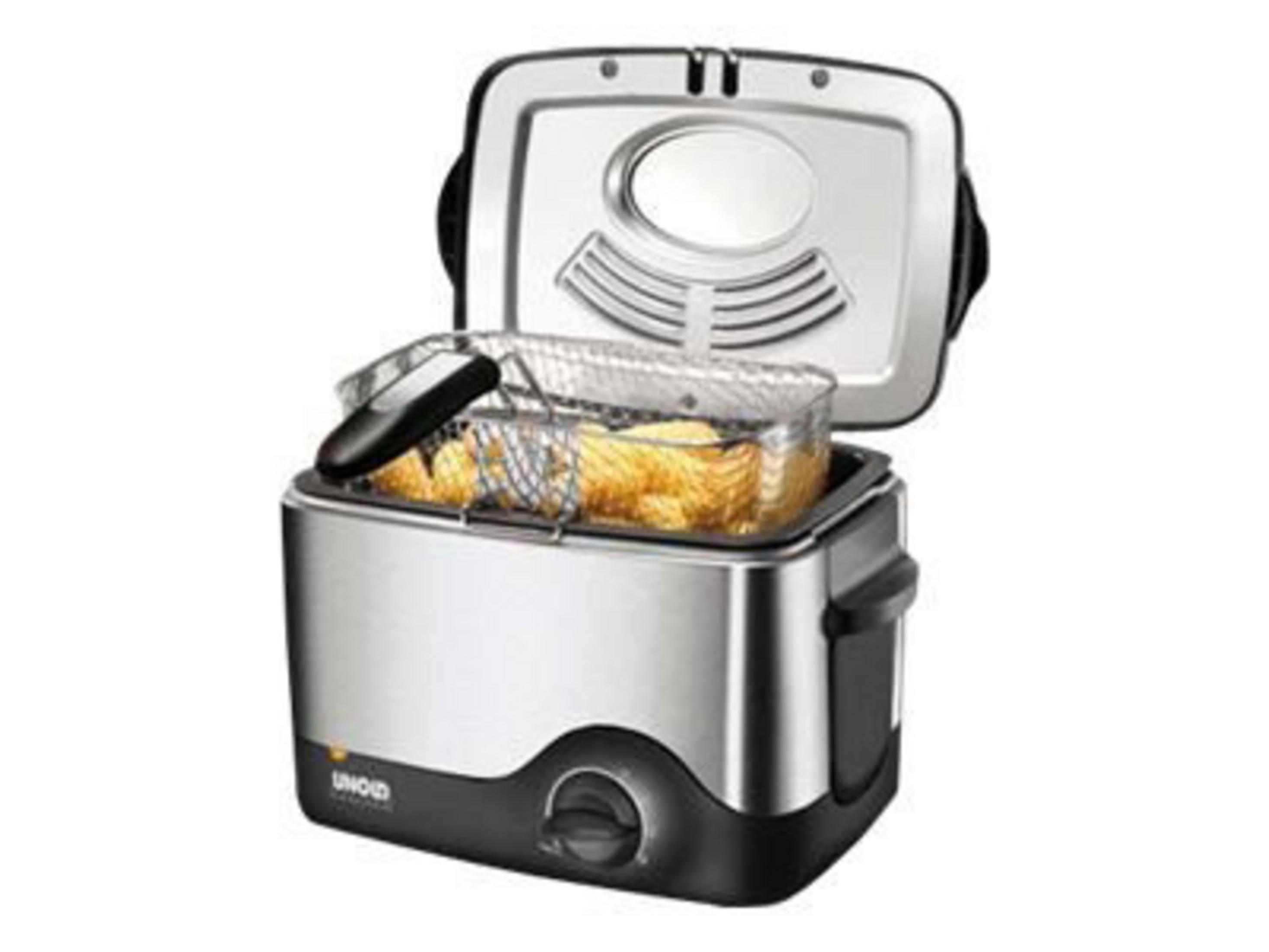 Srebrna frytownica z koszem frytek, otwartą pokrywą, na białym tle.