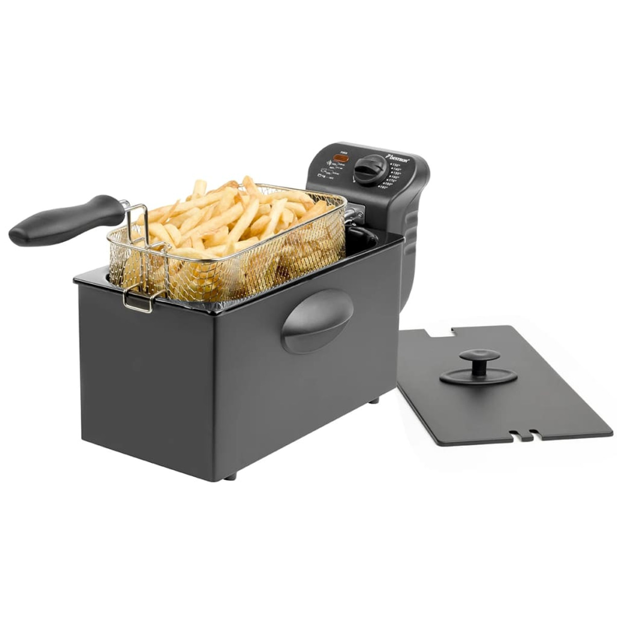 Eine schwarze Fritteuse mit einem Korb voller Pommes. Der Deckel ist offen.