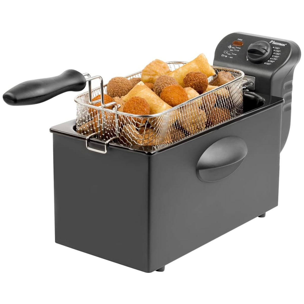 Eine schwarze Fritteuse mit einem Korb voller frittierter Speisen, isoliert auf Weiß.