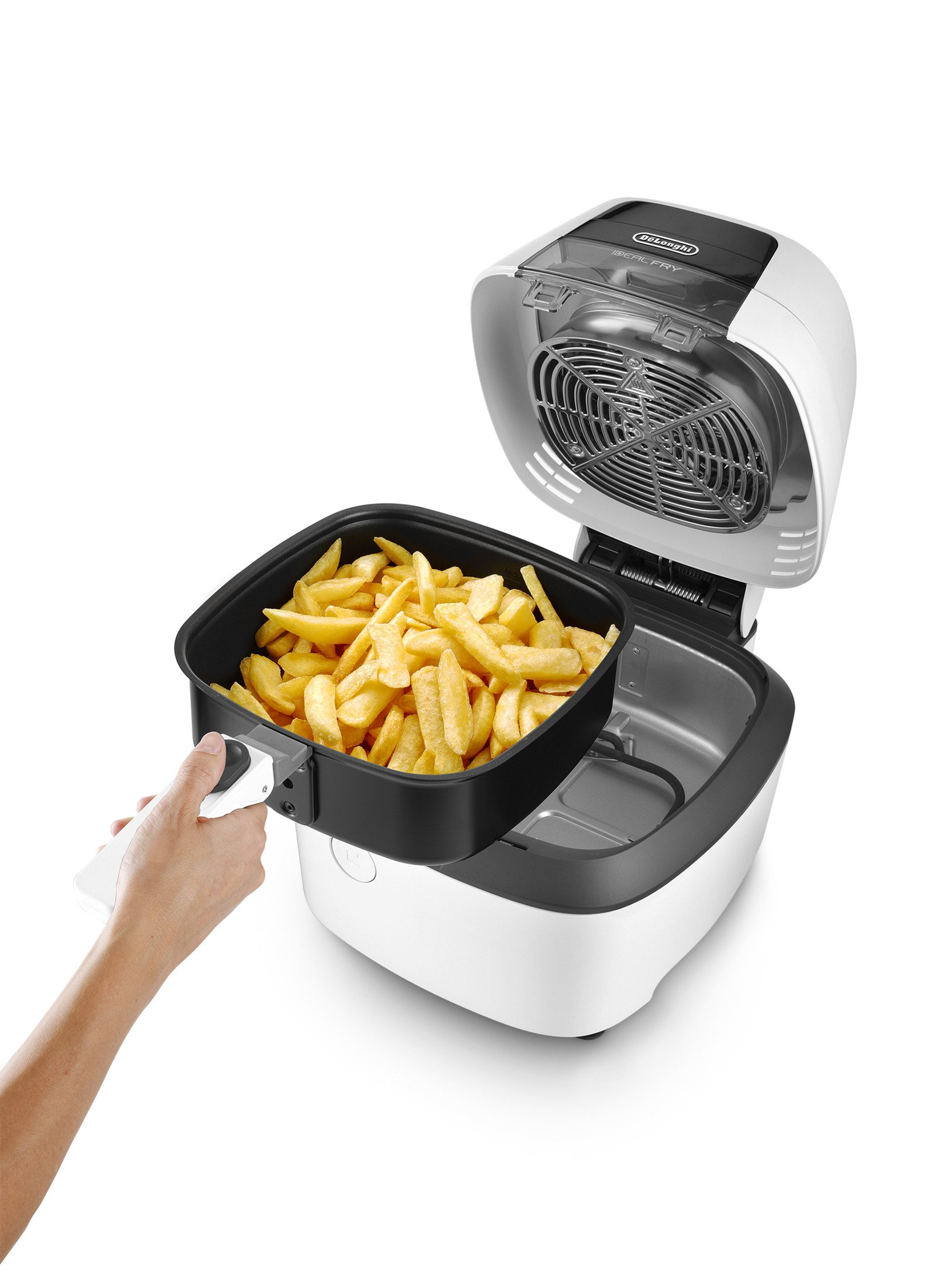 Eine offene weiß-schwarze Heißluftfritteuse mit Pommes im Korb. Eine Hand hält den Korb.
