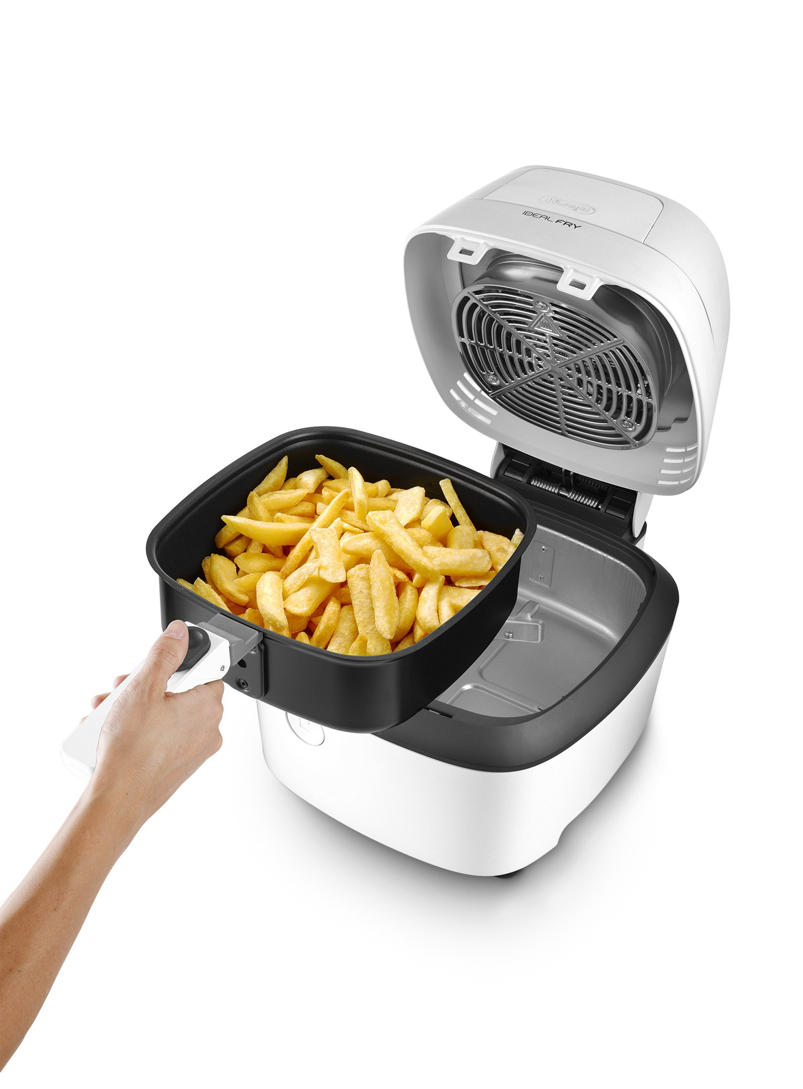 Eine Heißluftfritteuse mit einem Korb voller Pommes Frites, der von einer Hand herausgenommen wird. Weißes Gerät, weißer Hintergrund.