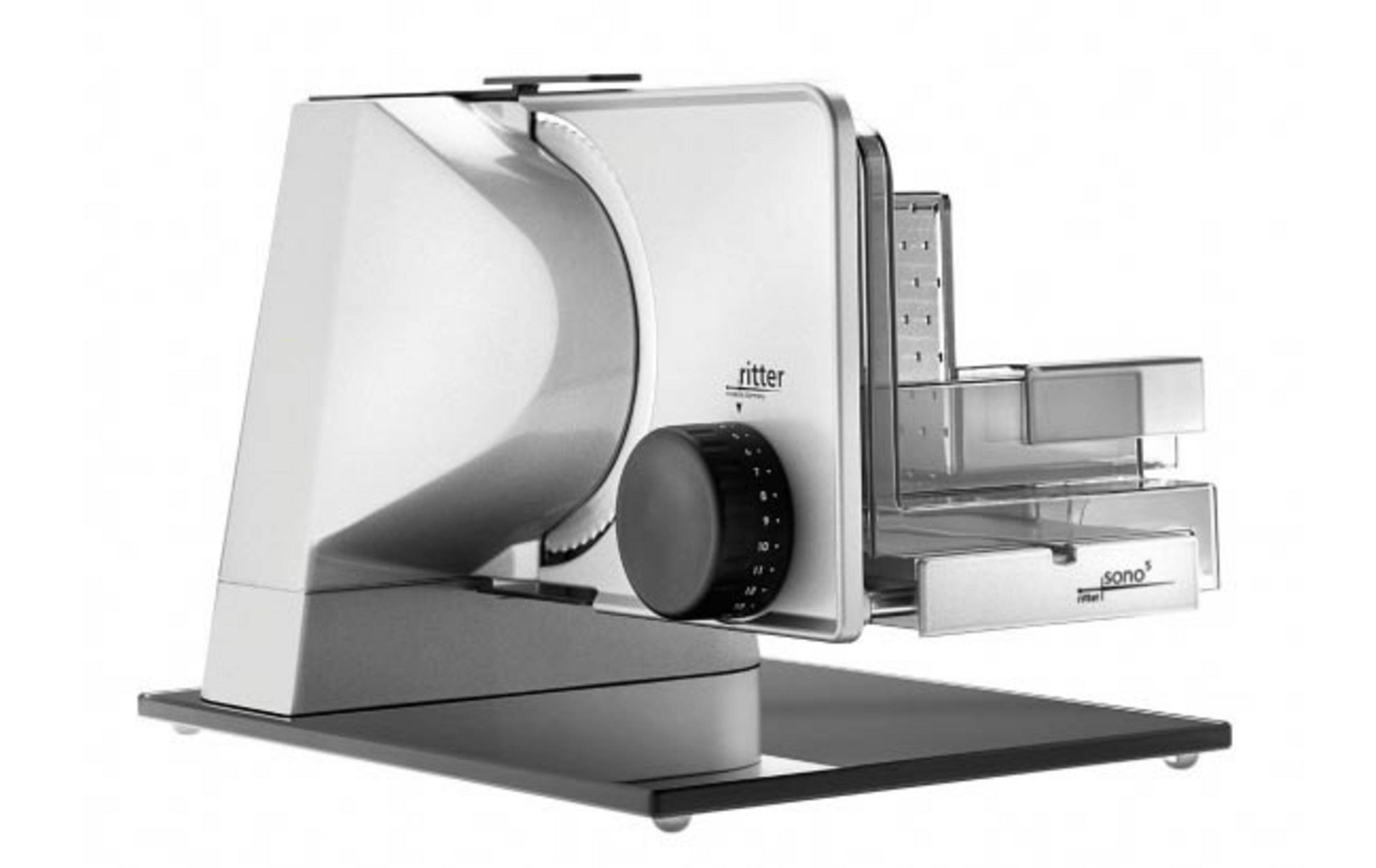 Srebrno-czarna krajalnica do żywności z czarnym pokrętłem i przezroczystym pojemnikiem na żywność na białym tle.