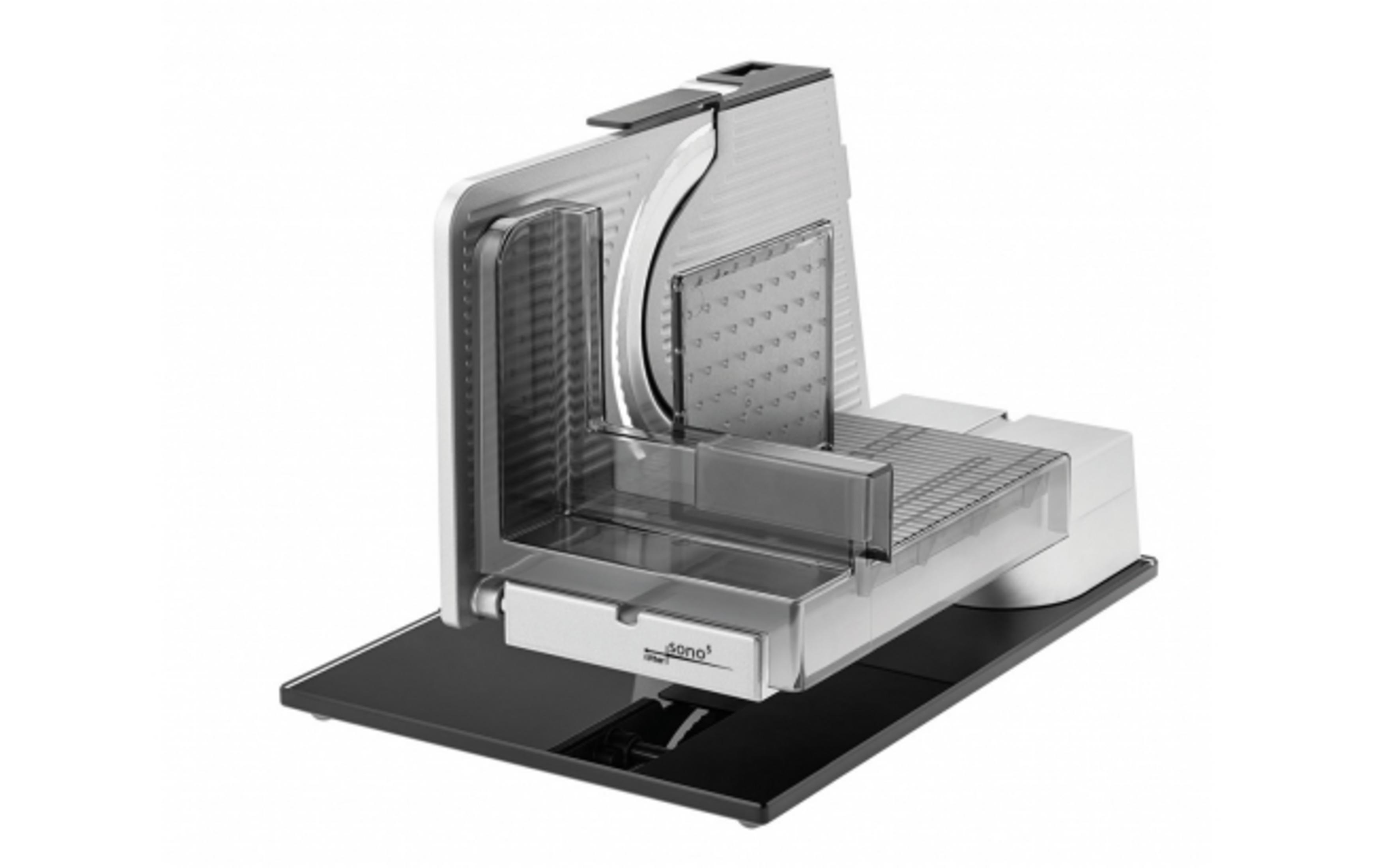 Srebrna krajalnica do mięsa na czarnej podstawie. Krajalnica posiada przezroczystą plastikową osłonę na żywność.