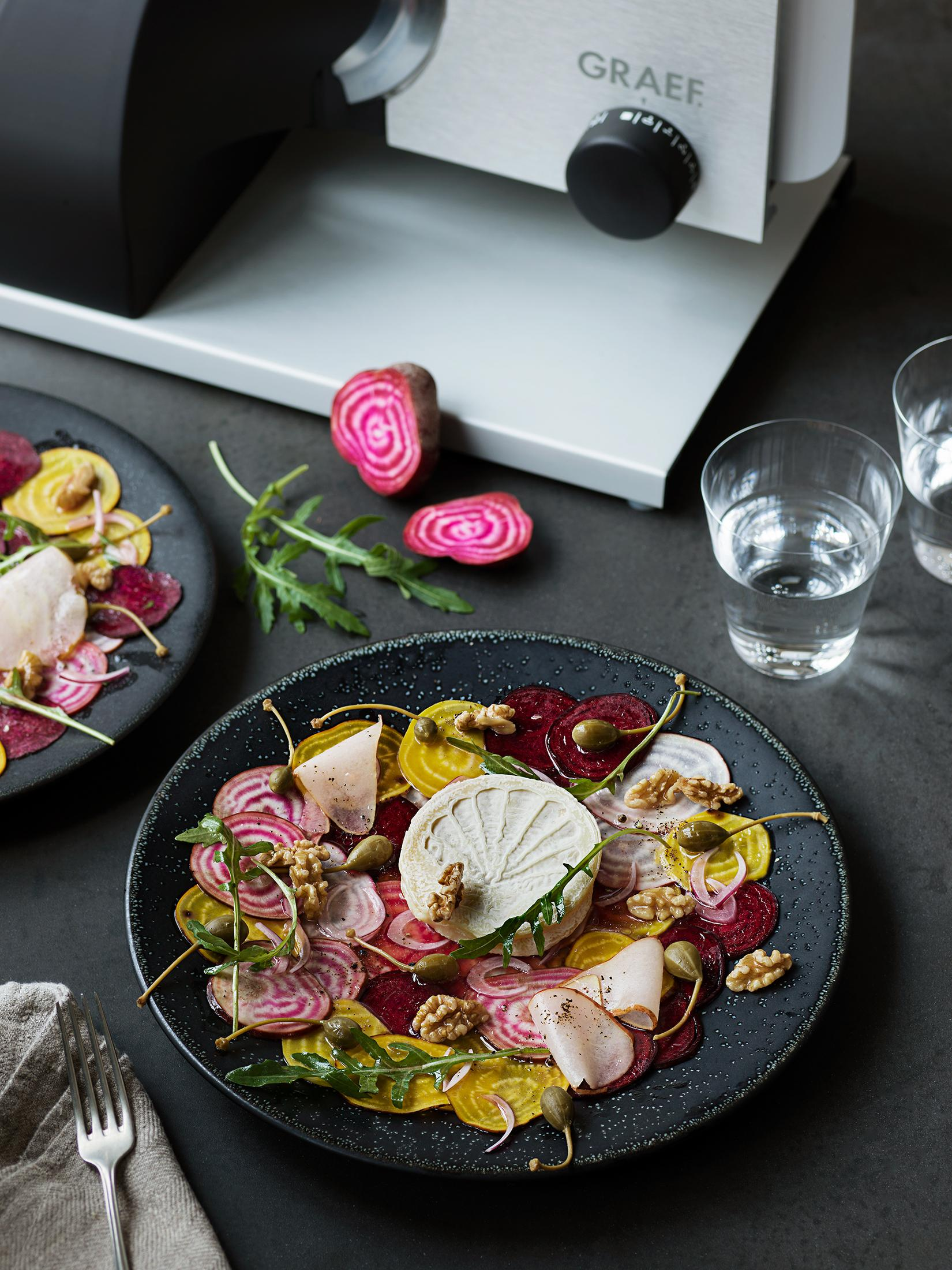 Teller-Salat mit Rüben, Ziegenkäse, Walnüssen und Kapern.