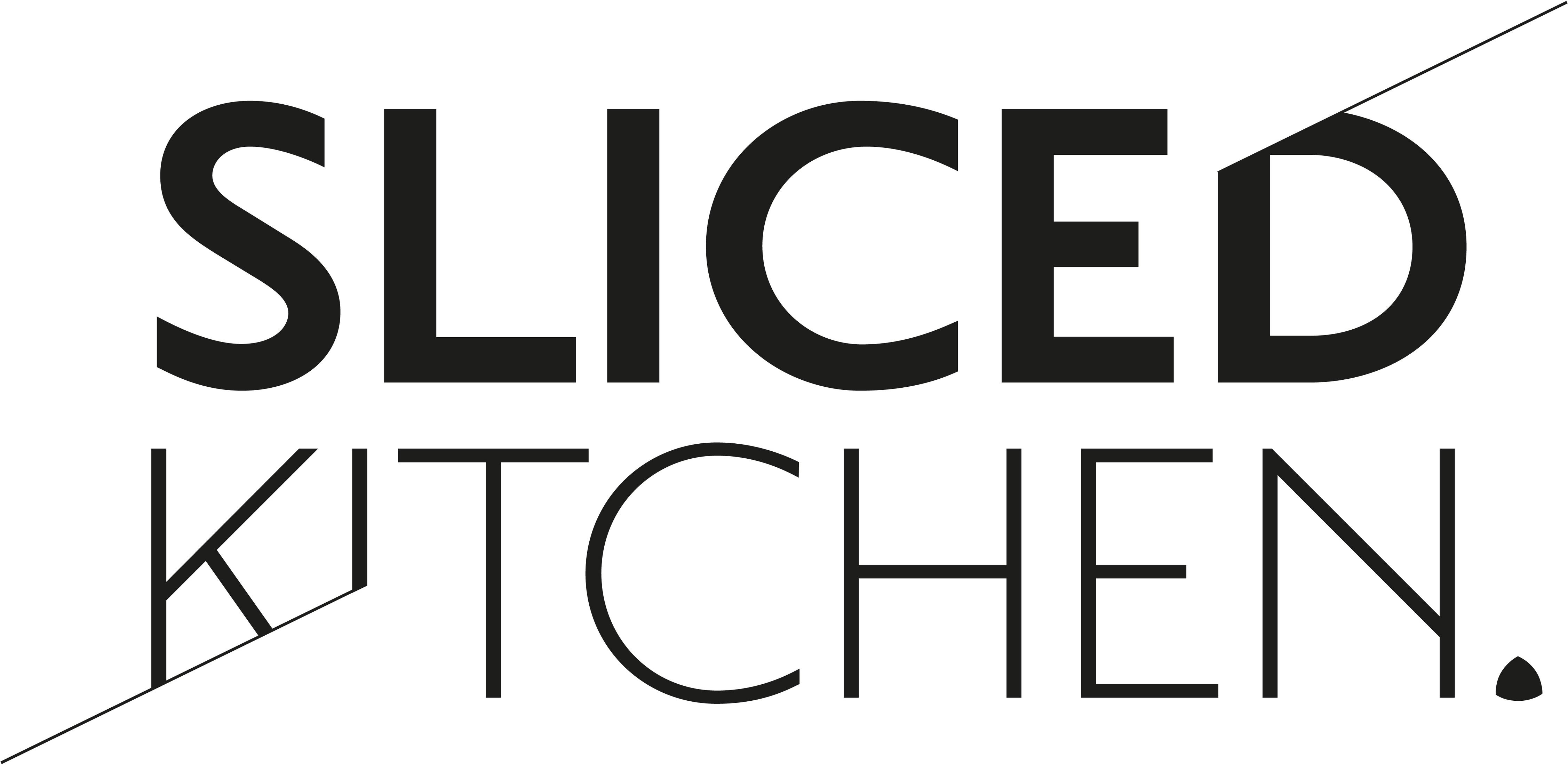 Czarno-białe logo 'SLICED KITCHEN'. Słowo 'SLICED' jest nad 'KITCHEN'.