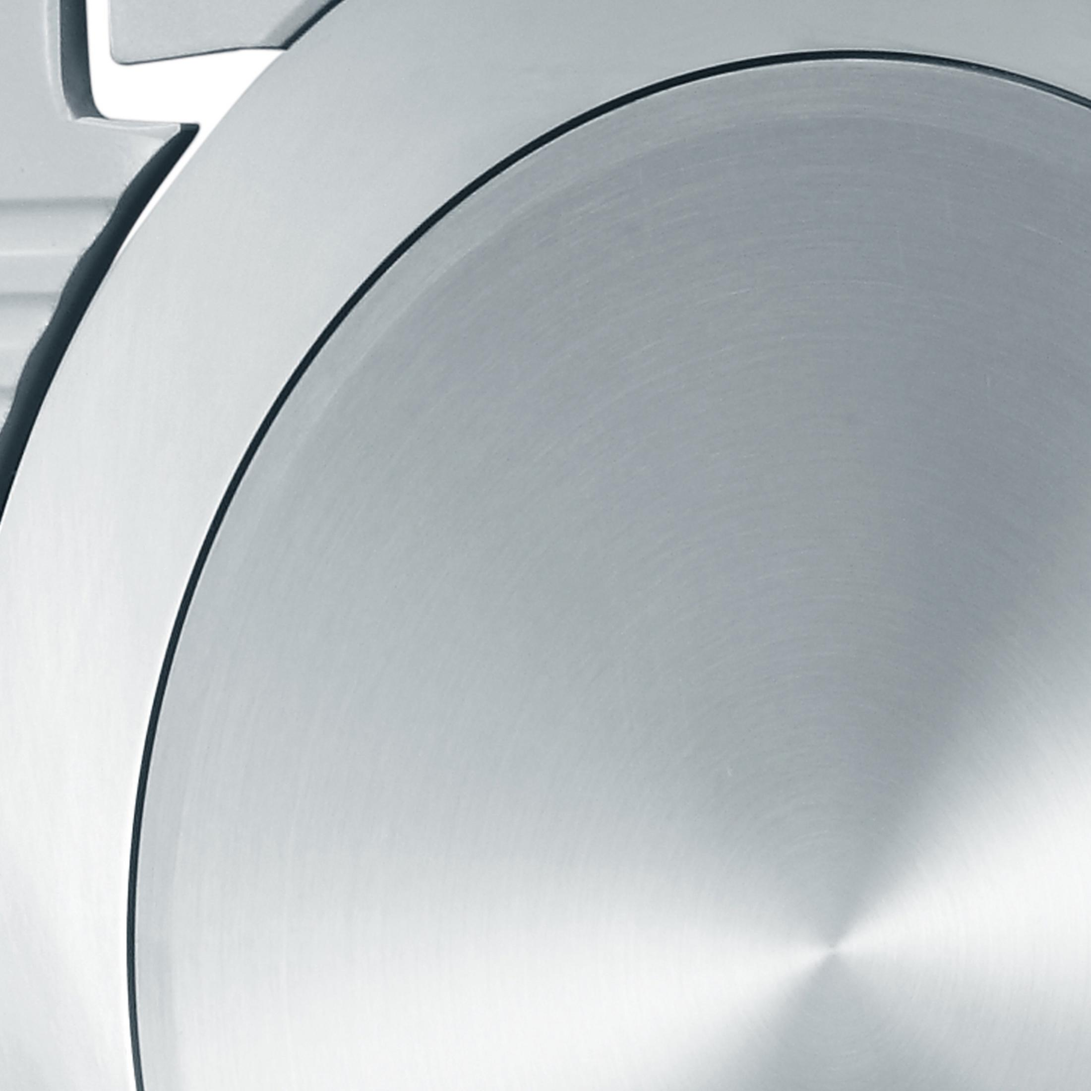 Primo piano di un cerchio metallico di forma circolare. La superficie è spazzolata.