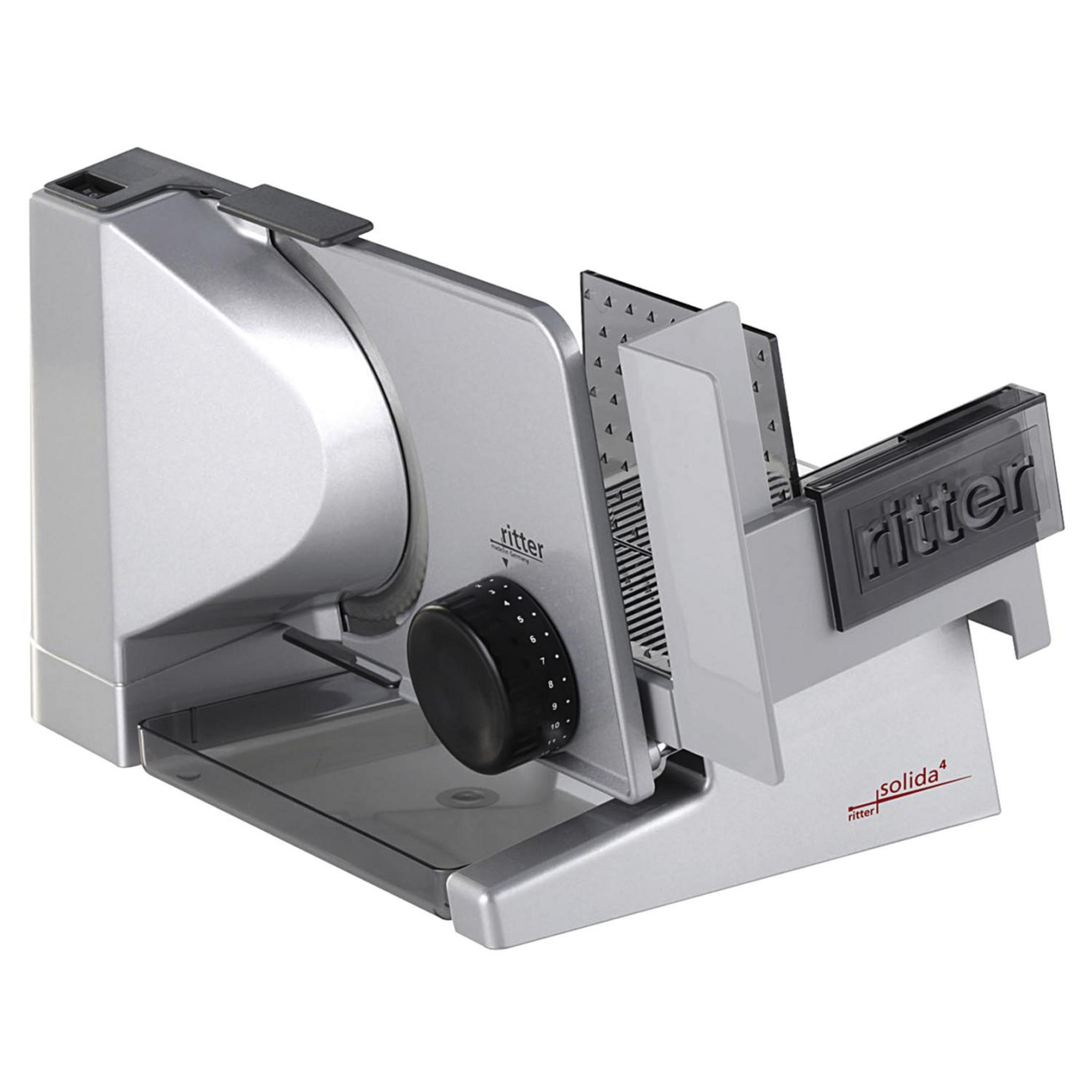 Srebrna krajalnica do żywności z czarnym pokrętłem i deską do krojenia. Białe tło.