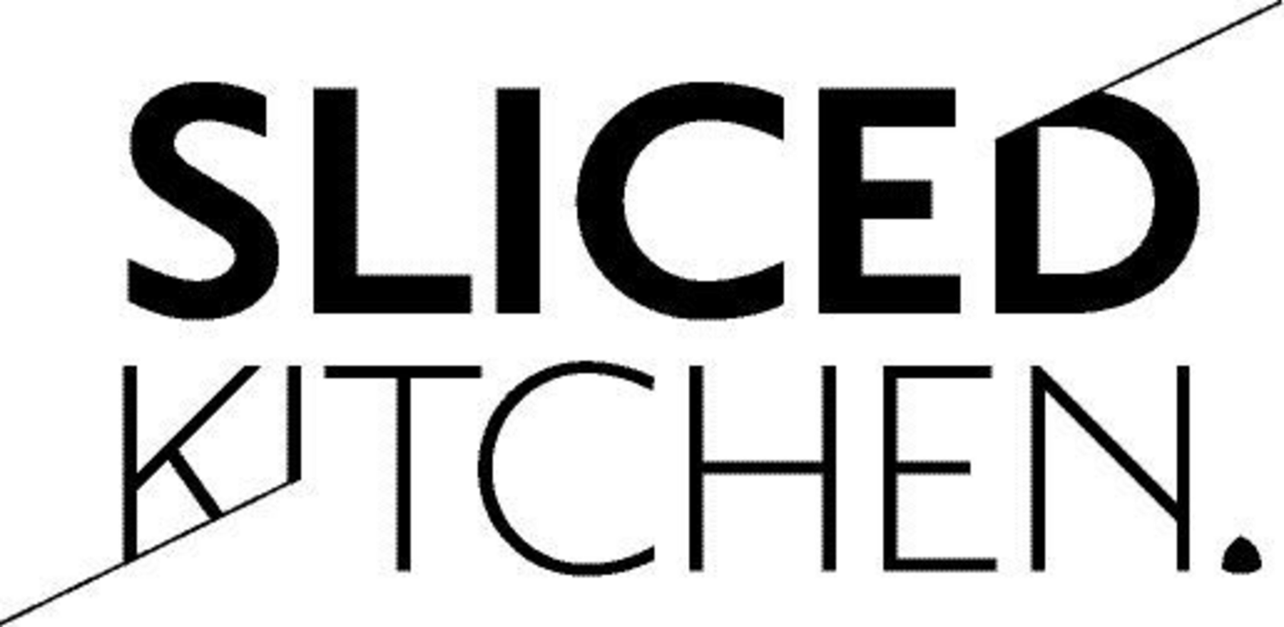 Czarno-białe logo 'SLICED KITCHEN'. Tekst jest duży, pogrubiony i na białym tle.