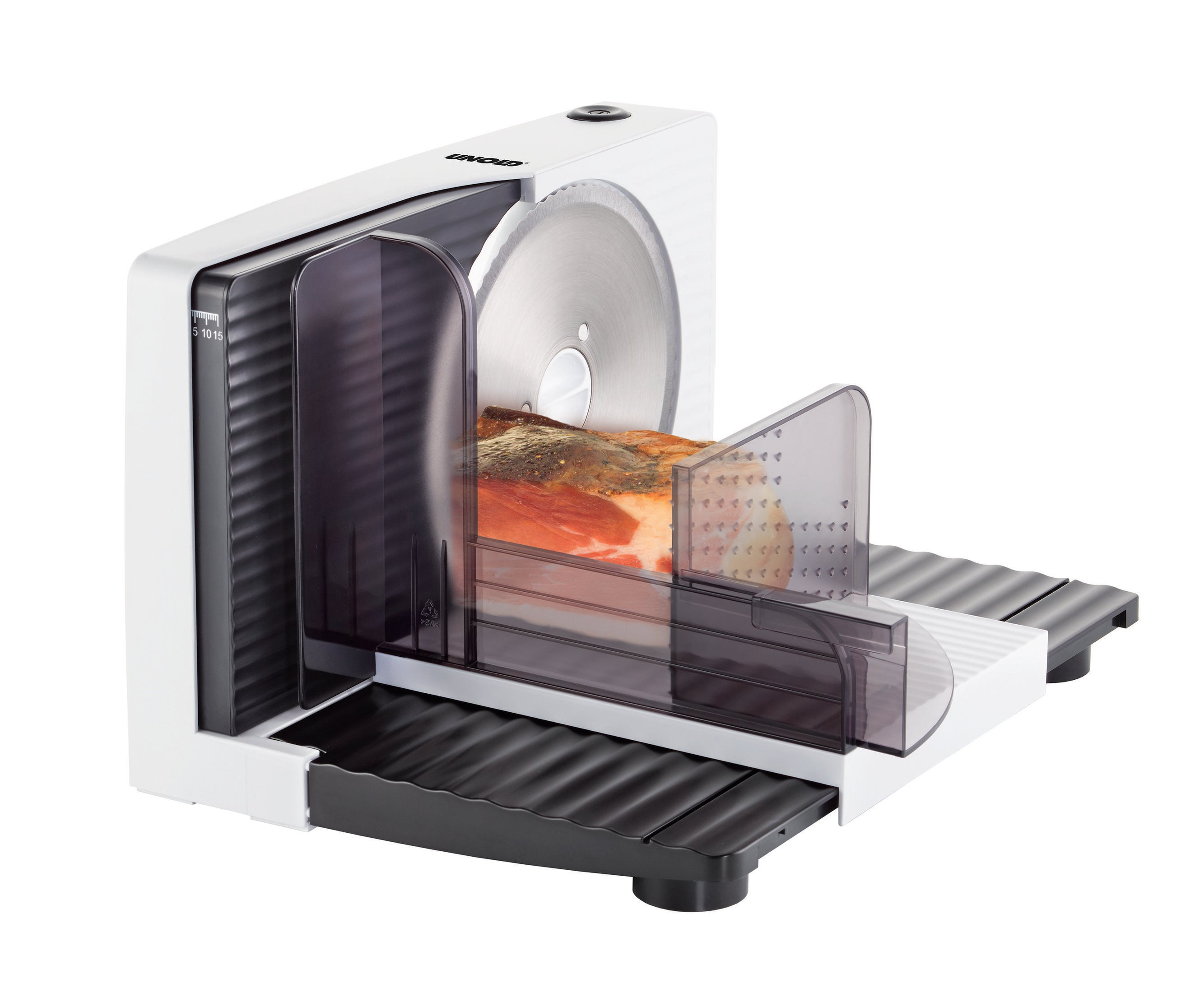 Biała krajalnica do mięsa z częściowo pokrojonym kawałkiem mięsa na białym tle.