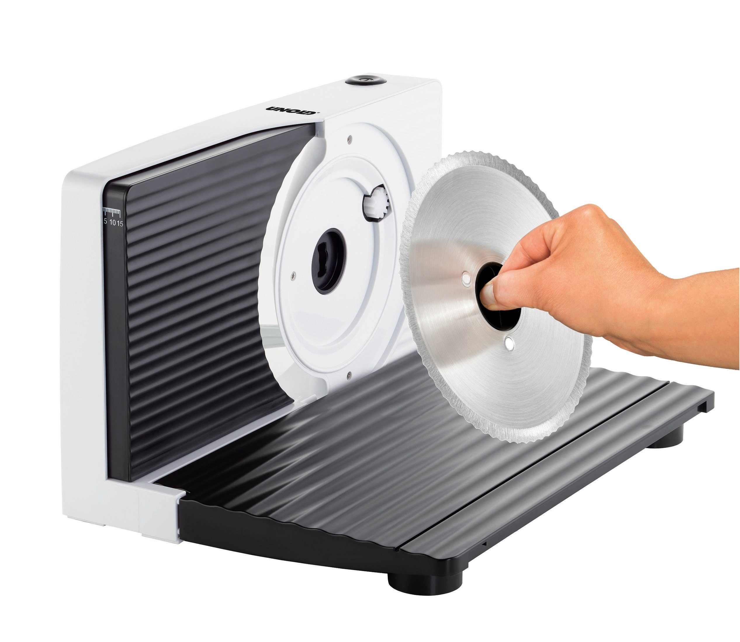 Biało-czarna krajalnica do żywności z dłonią trzymającą okrągłe ostrze.