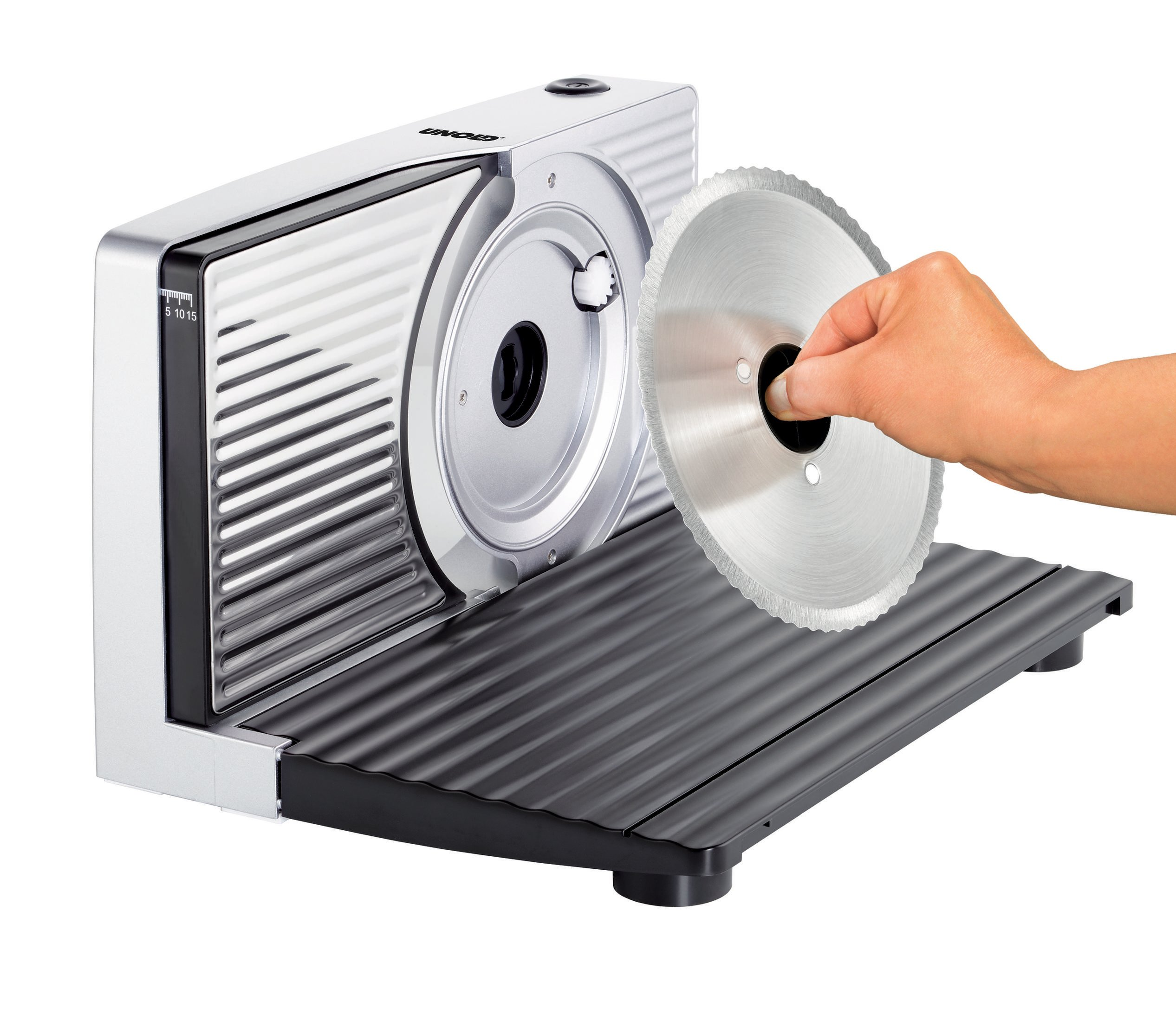 Krajarka do chleba z ręką trzymającą ostrze. Konstrukcja ze stali nierdzewnej i czarnego plastiku.