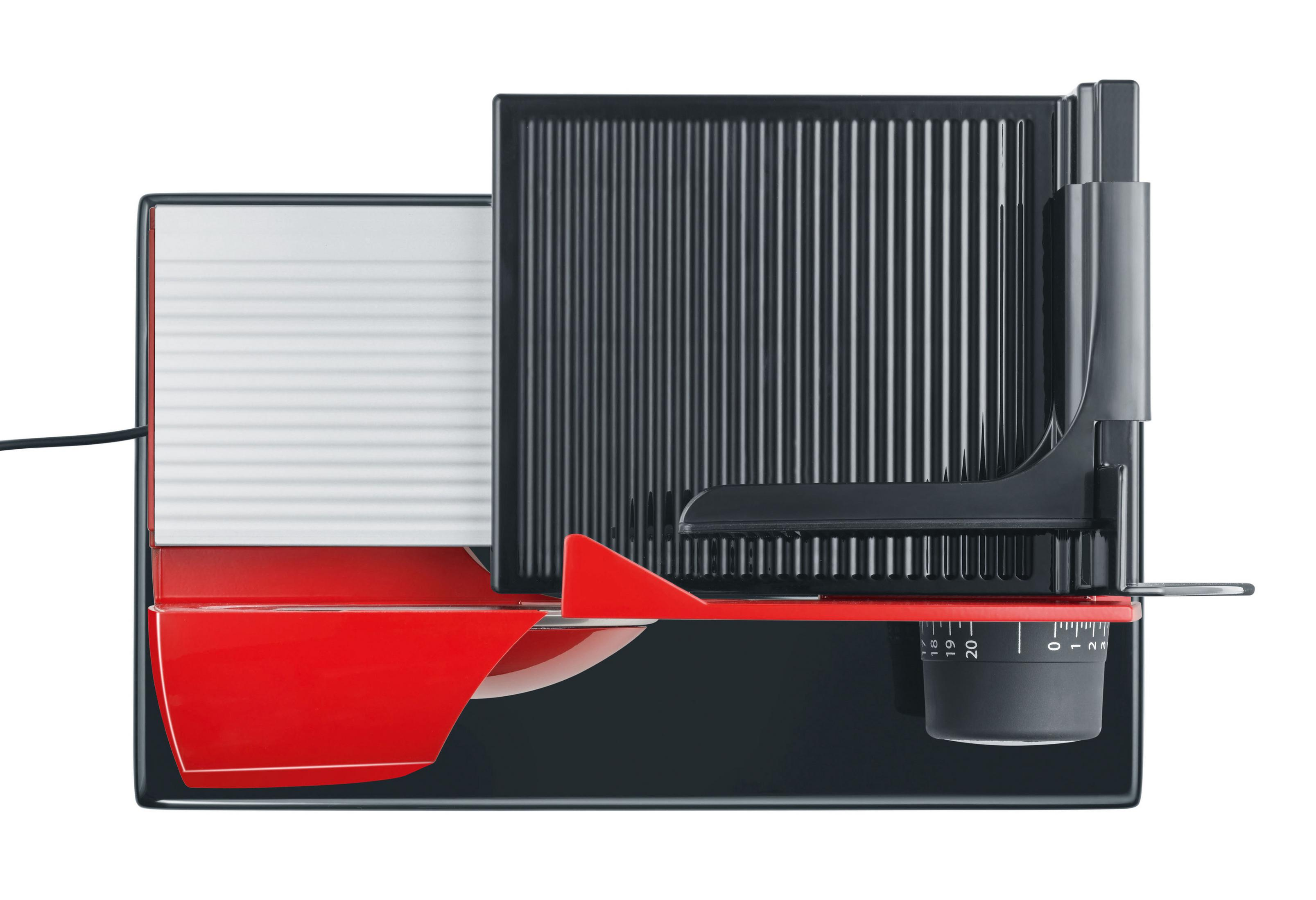 Widok z góry na czarną i czerwoną krajalnicę do mięsa na białym tle.