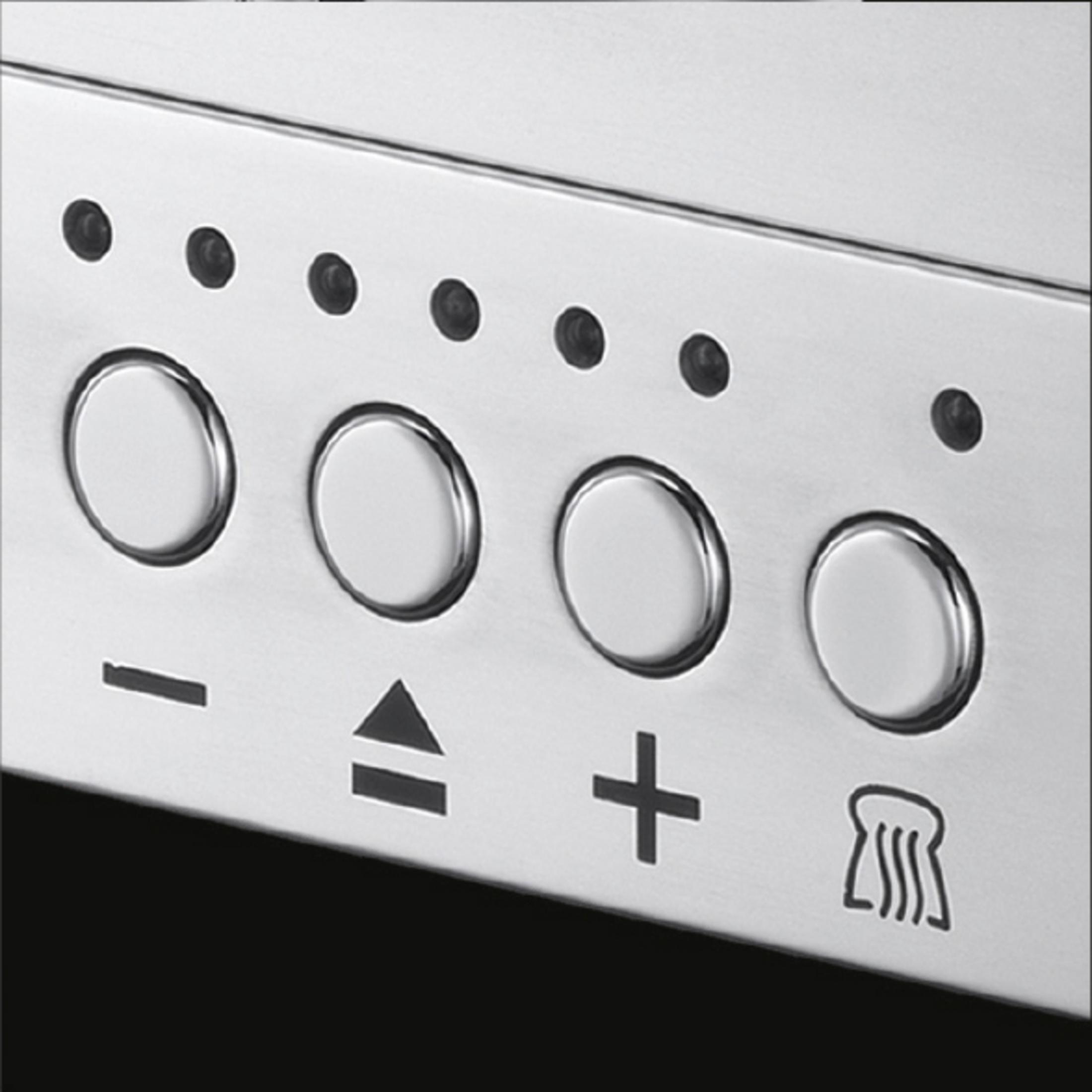 Nahaufnahme eines Edelstahl-Bedienfelds mit Knöpfen und Symbolen.