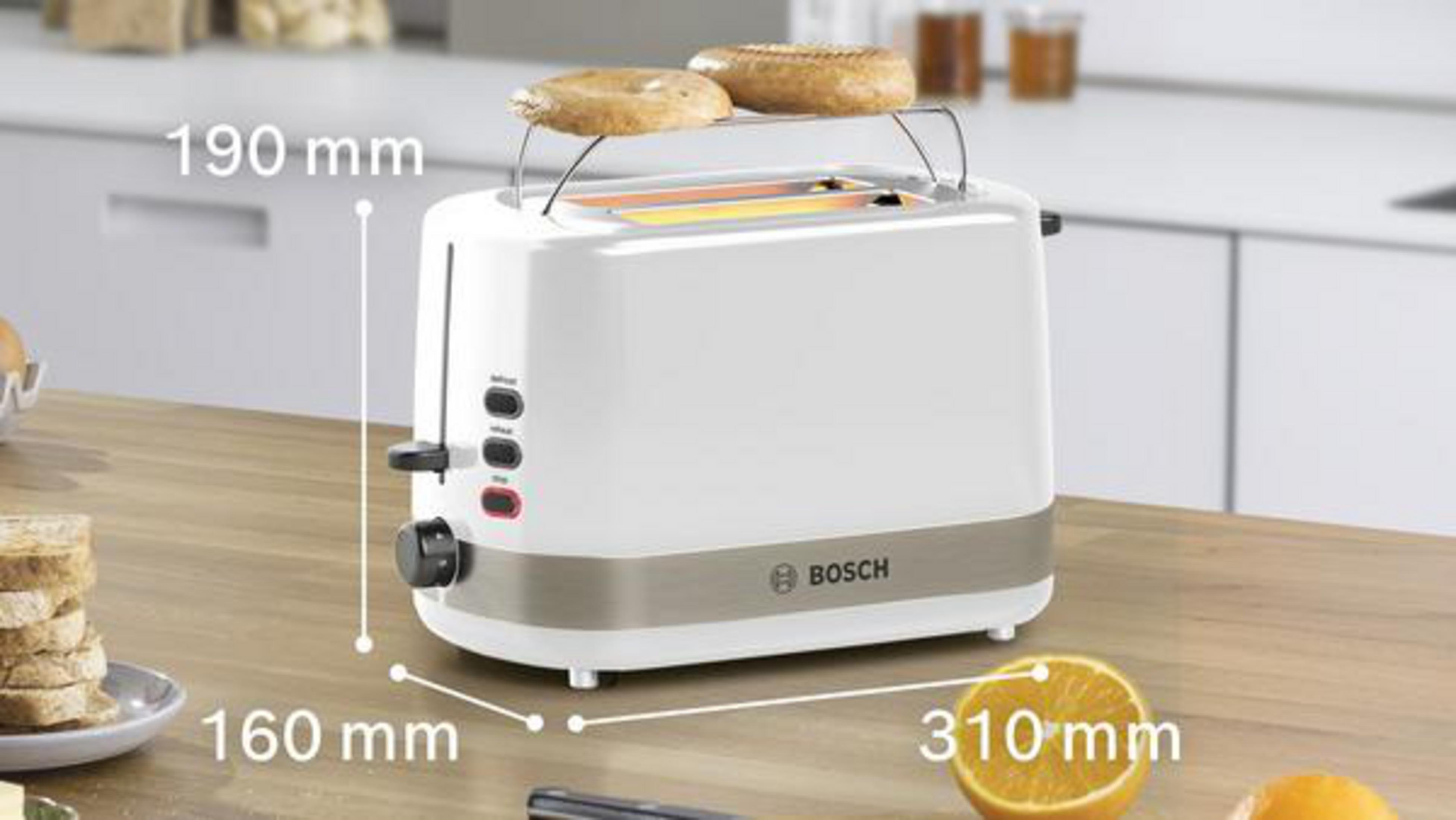 Un tostapane bianco con bagel, dimensioni etichettate. Lo sfondo è una cucina con bancone in legno.