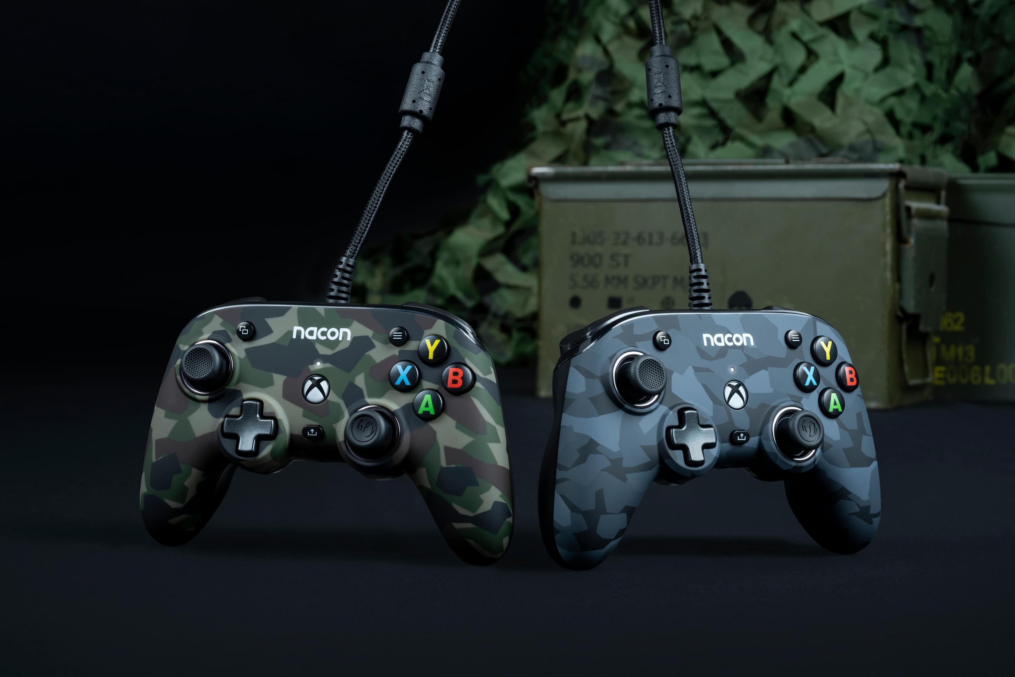 Dwa kontrolery do gier w kamuflażu z logo Nacon, na ciemnym tle.