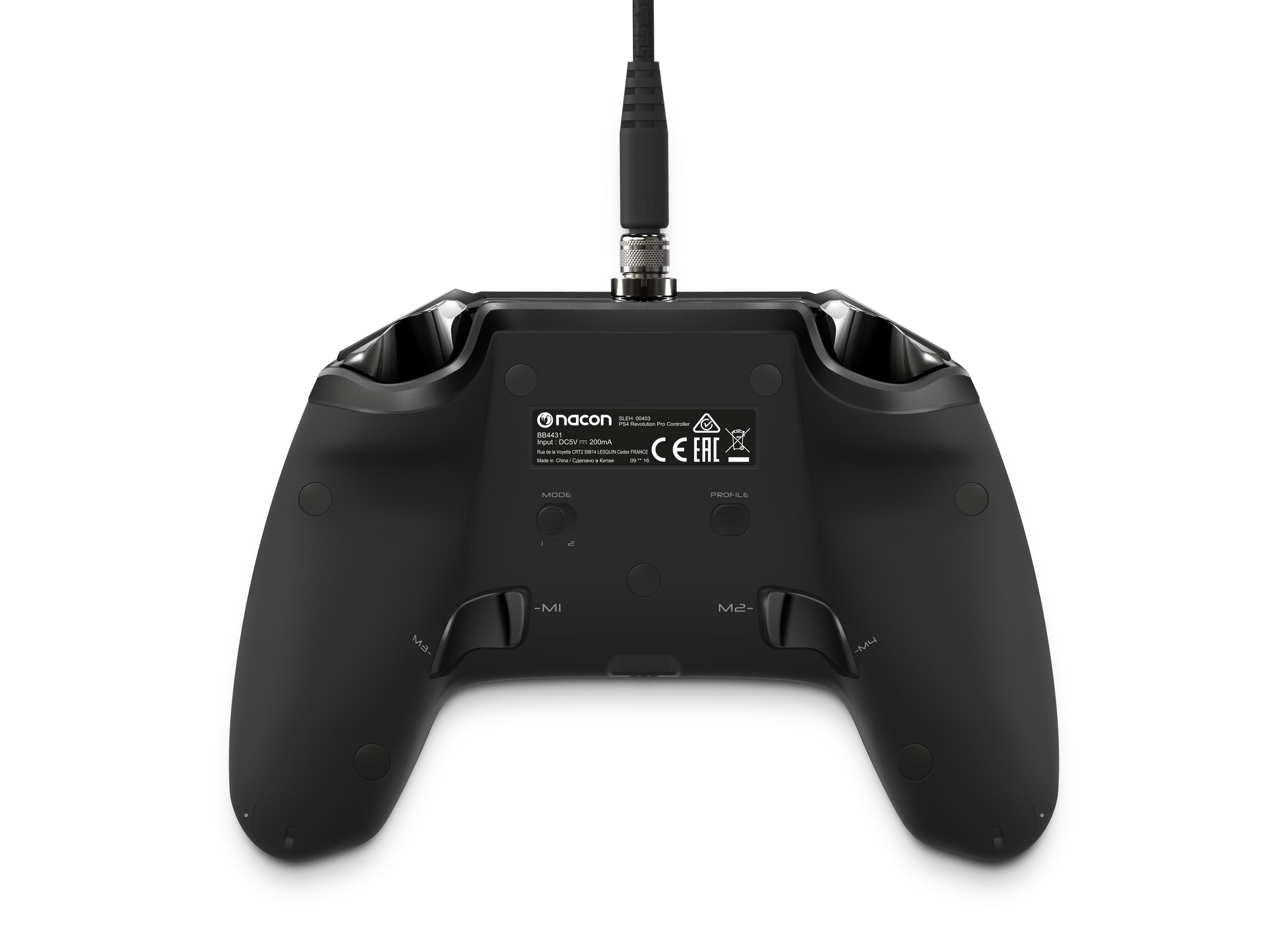 Schwarzer Gaming-Controller, Rückansicht, mit eingestecktem Kabel. Marke Nacon sichtbar.