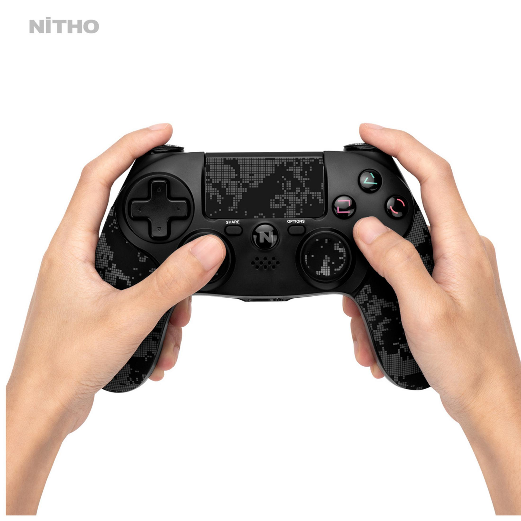 Las manos de una persona sosteniendo un mando de juegos negro. El mando tiene botones y una almohadilla direccional.