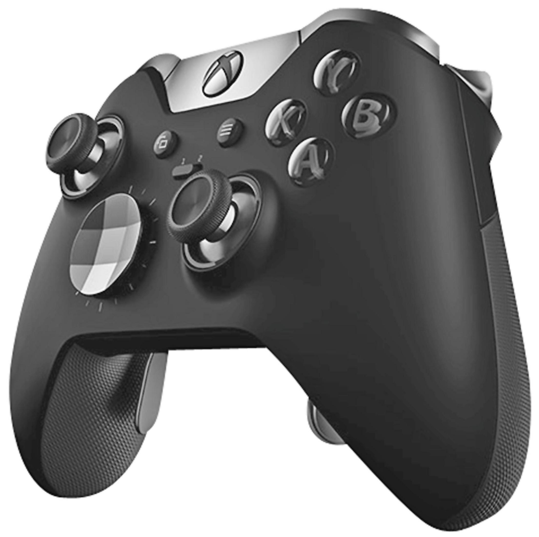 Schwarzer Xbox-Controller. Silberne Akzente um die Knöpfe. Verschiedene Tasten und Joysticks. Weißer Hintergrund.