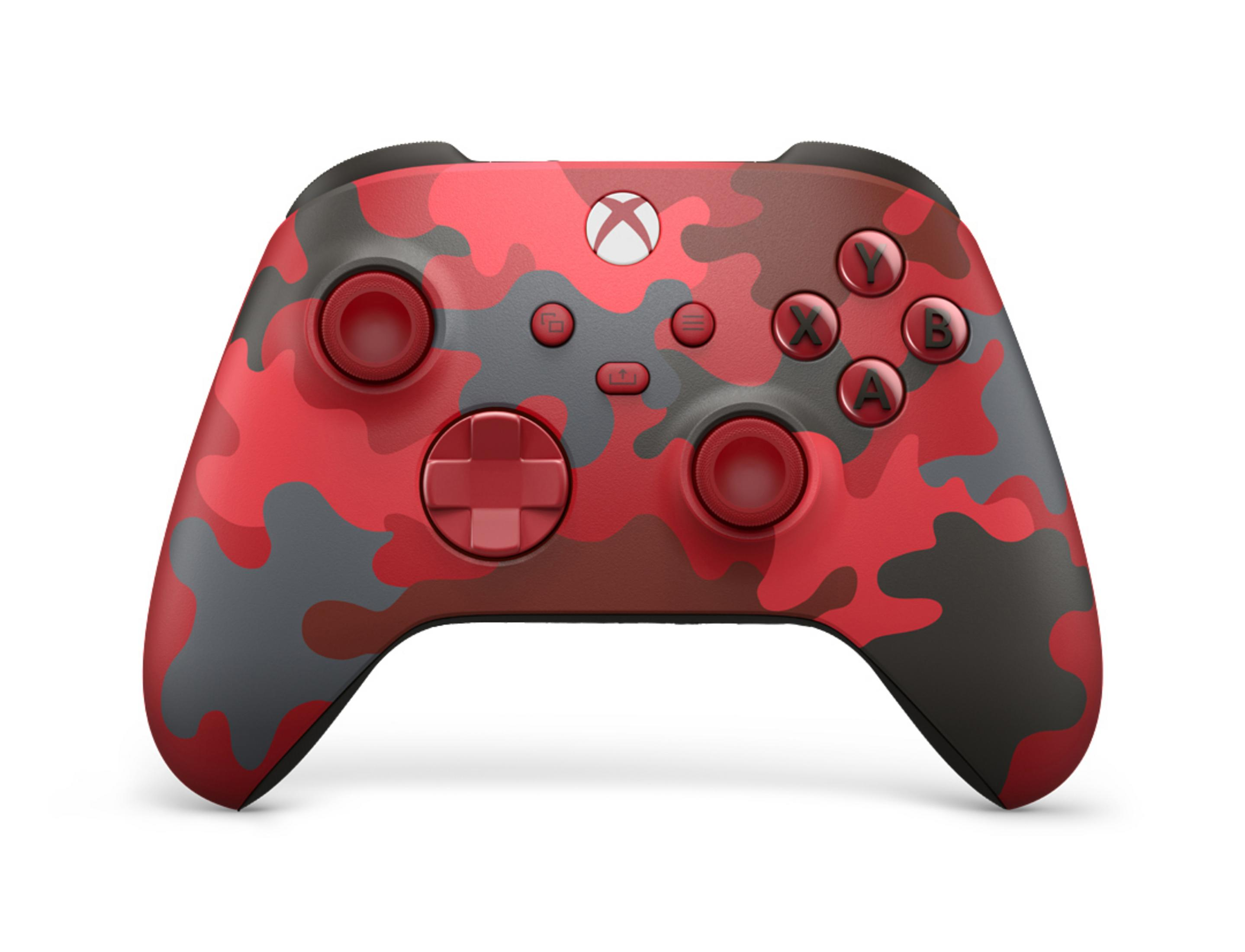 Roter und grauer Camouflage Xbox Controller mit Knöpfen, D-Pad und Joysticks, weißer Hintergrund.